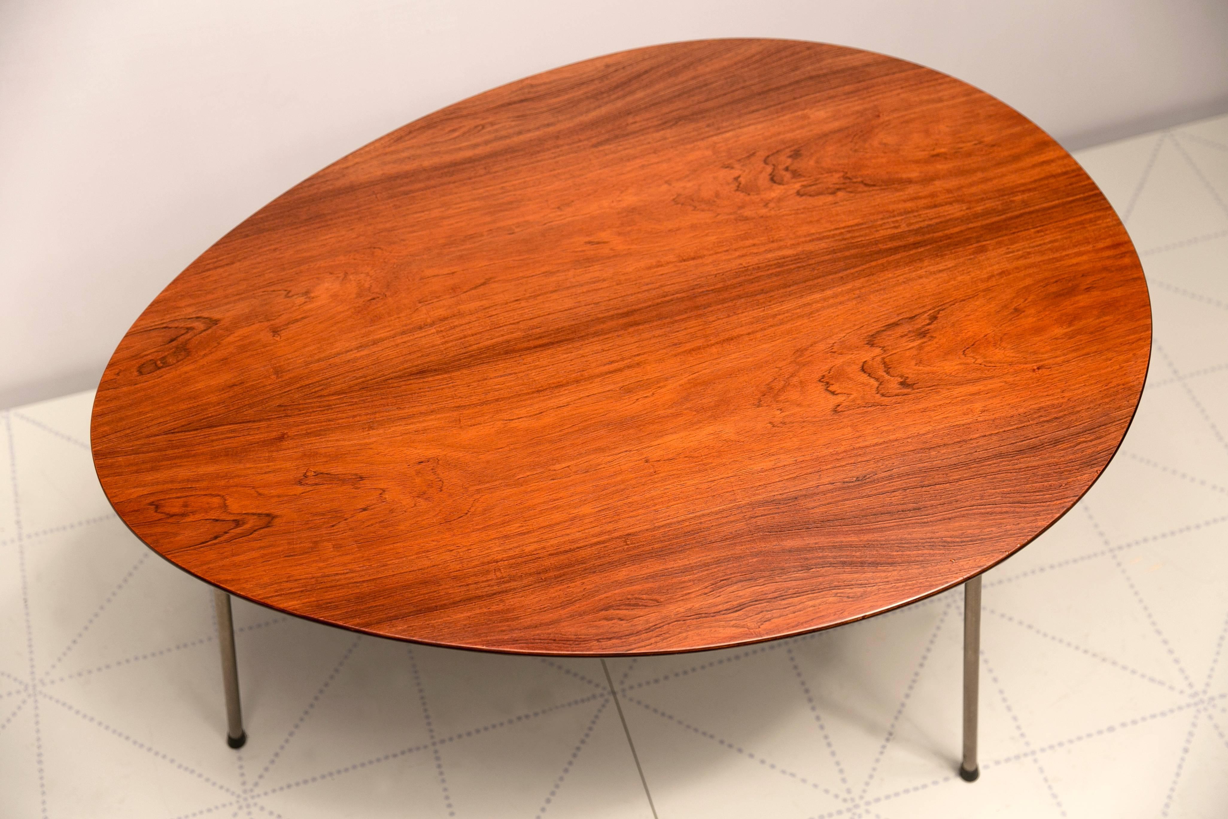 Exceptional Early Brazilian Rosewood Egg Table and Ant Chairs by Arne Jacobsen  (Skandinavische Moderne) im Angebot