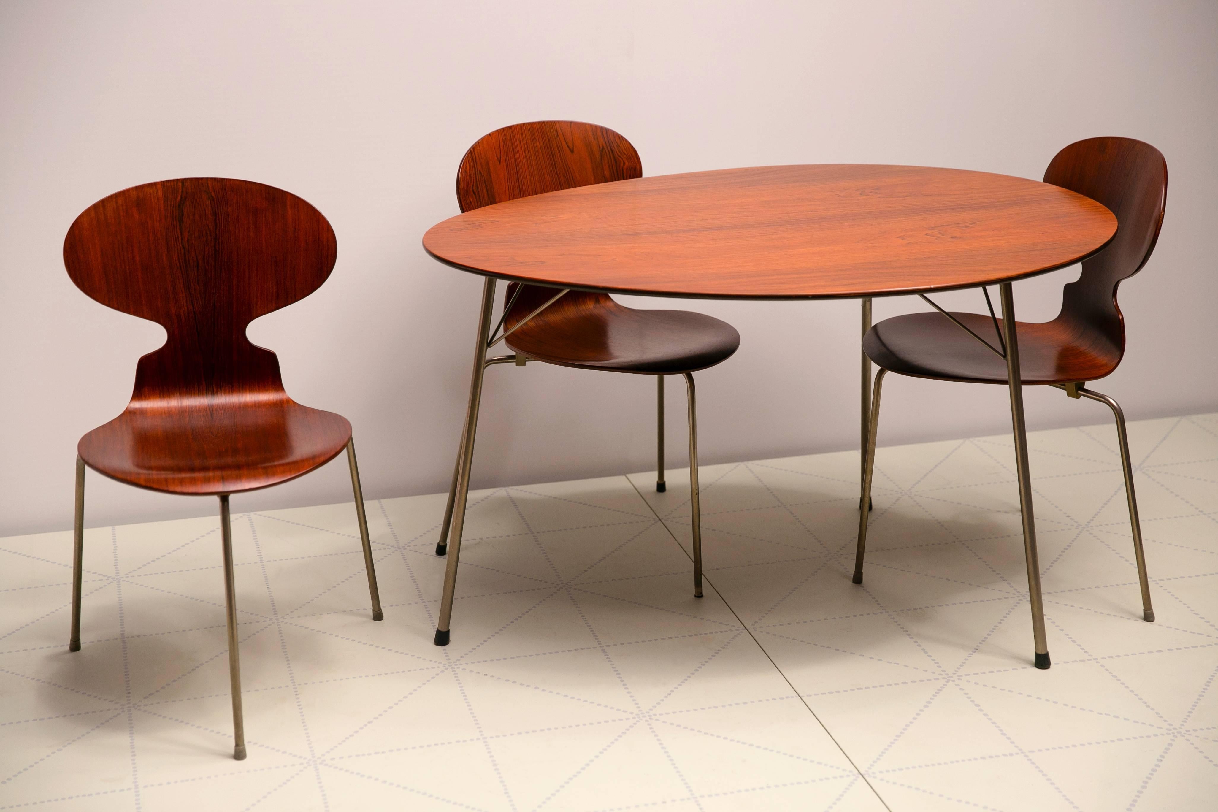 Exceptional Early Brazilian Rosewood Egg Table and Ant Chairs by Arne Jacobsen  (Dänisch) im Angebot