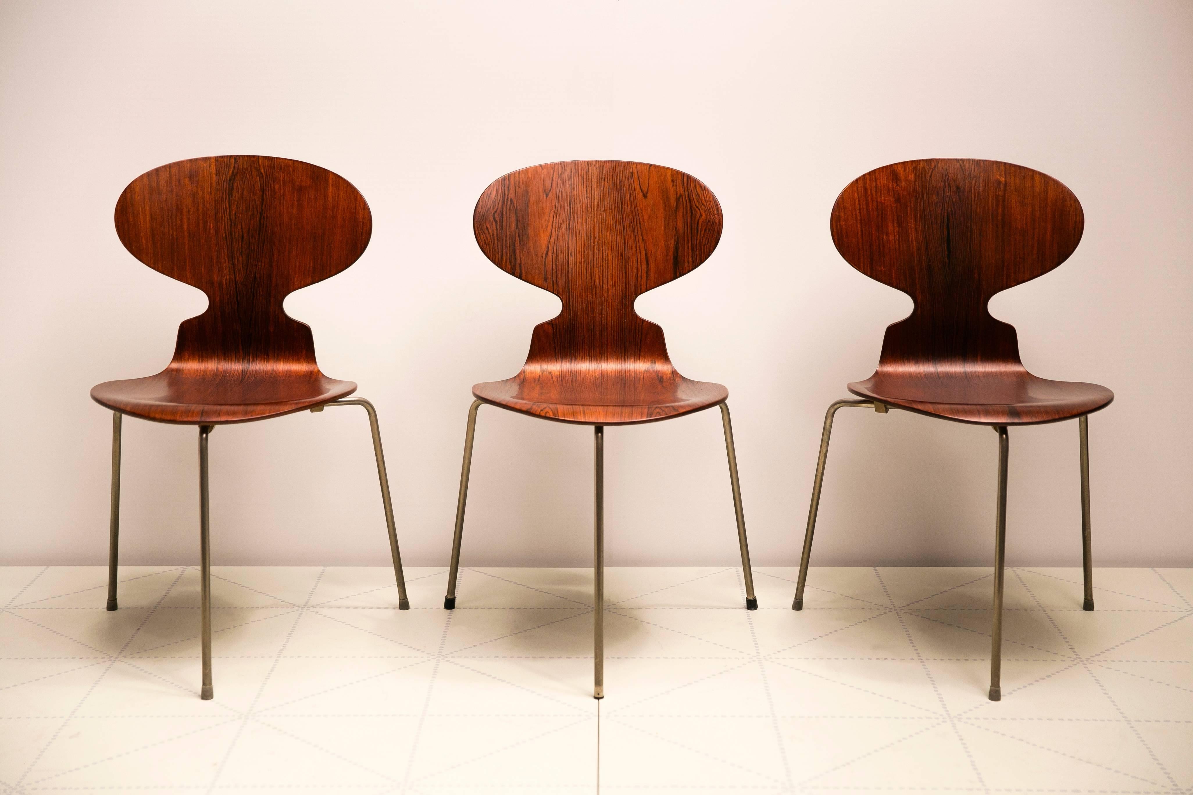 Exceptional Early Brazilian Rosewood Egg Table and Ant Chairs by Arne Jacobsen  im Zustand „Hervorragend“ im Angebot in New York, NY