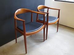 Hans Wegner, Set of Eight Round Back Dining Chairs in Mahogany and Black Leather