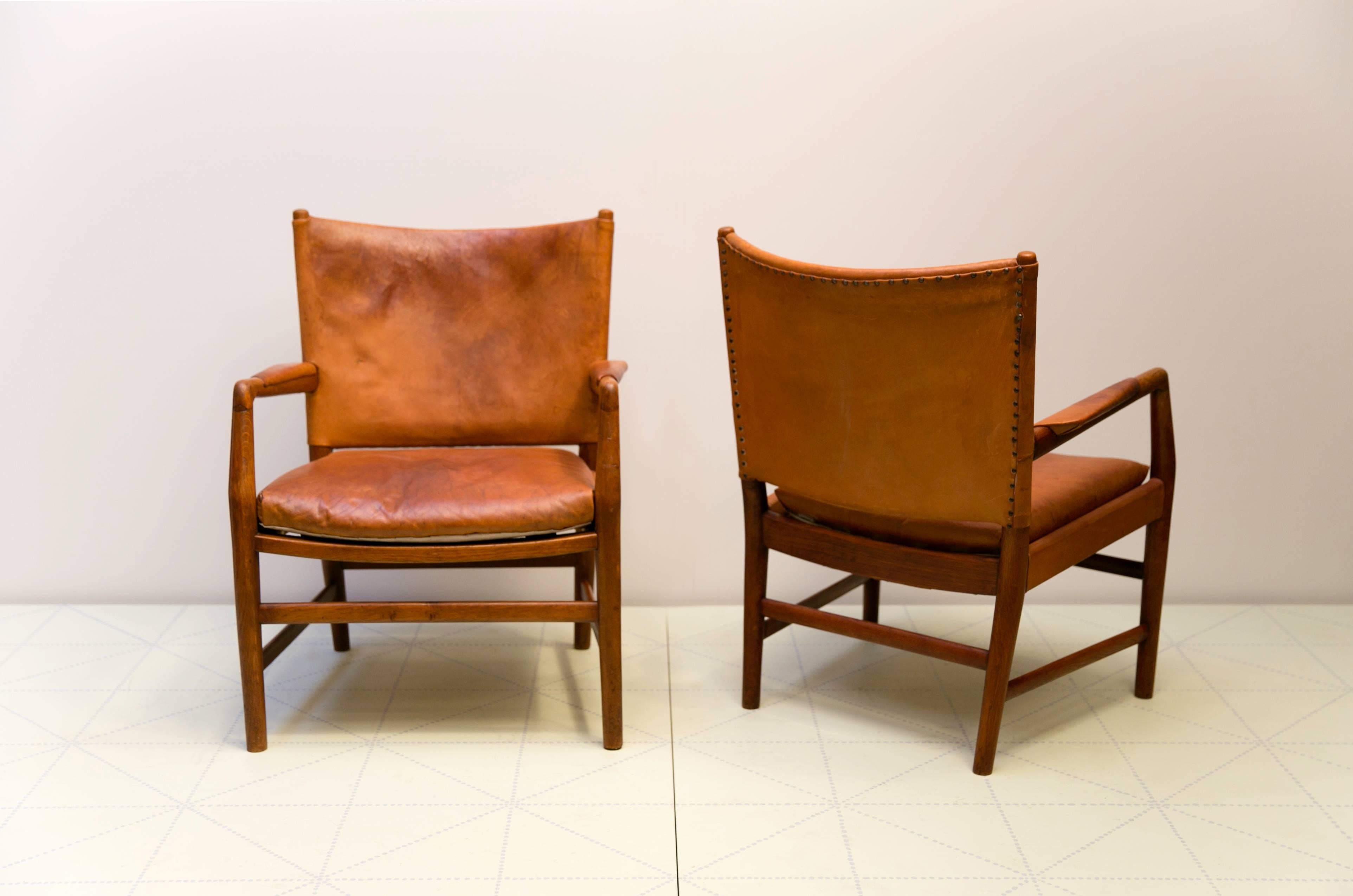 Scandinavian Modern Pair of Early Easy Chairs by Hans Wegner in Oak and Original Patinated Leather For Sale