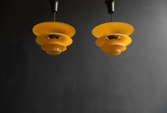 Poul Henningsen 4/ 3,5 /3 Pendelleuchten mit vier Schirmen aus gelb lackiertem, mattem Glas