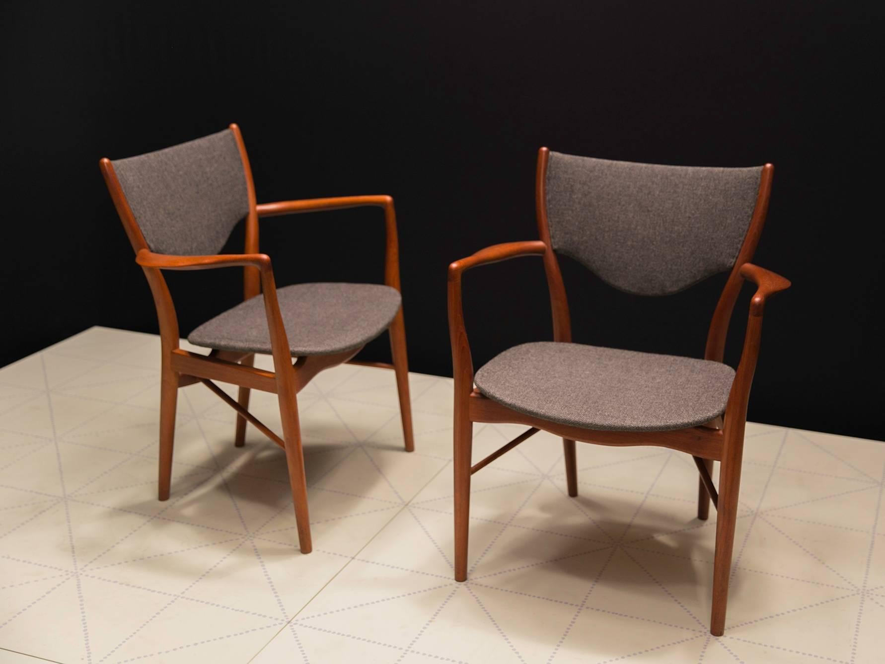 Scandinavian Modern Pair of Finn Juhl BO-46 Chairs in Teak and Original Charcoal Wool Seats For Sale