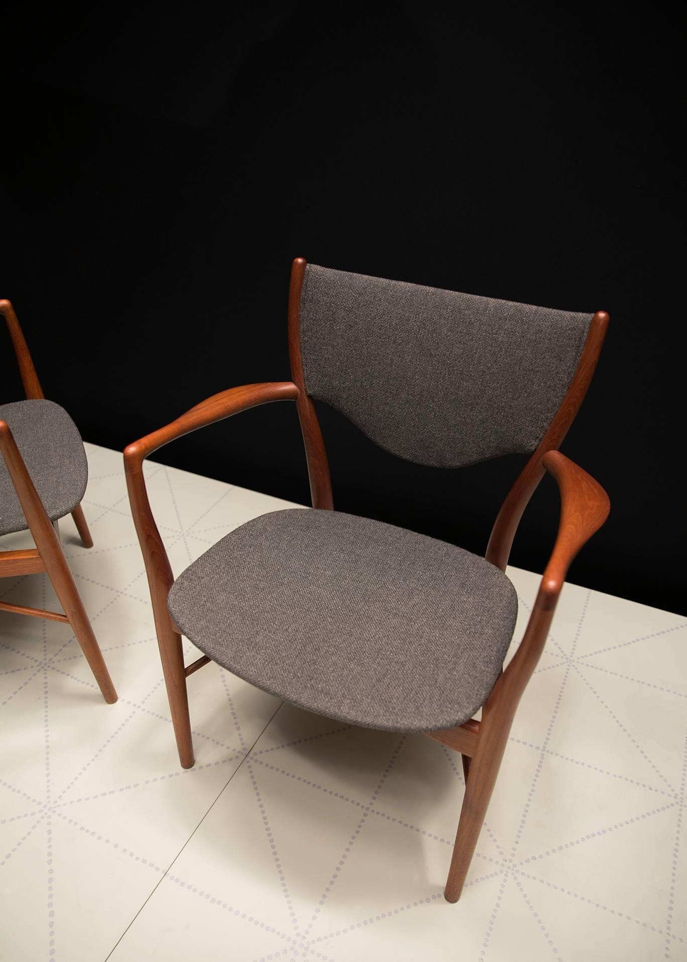 Danish Pair of Finn Juhl BO-46 Chairs in Teak and Original Charcoal Wool Seats For Sale