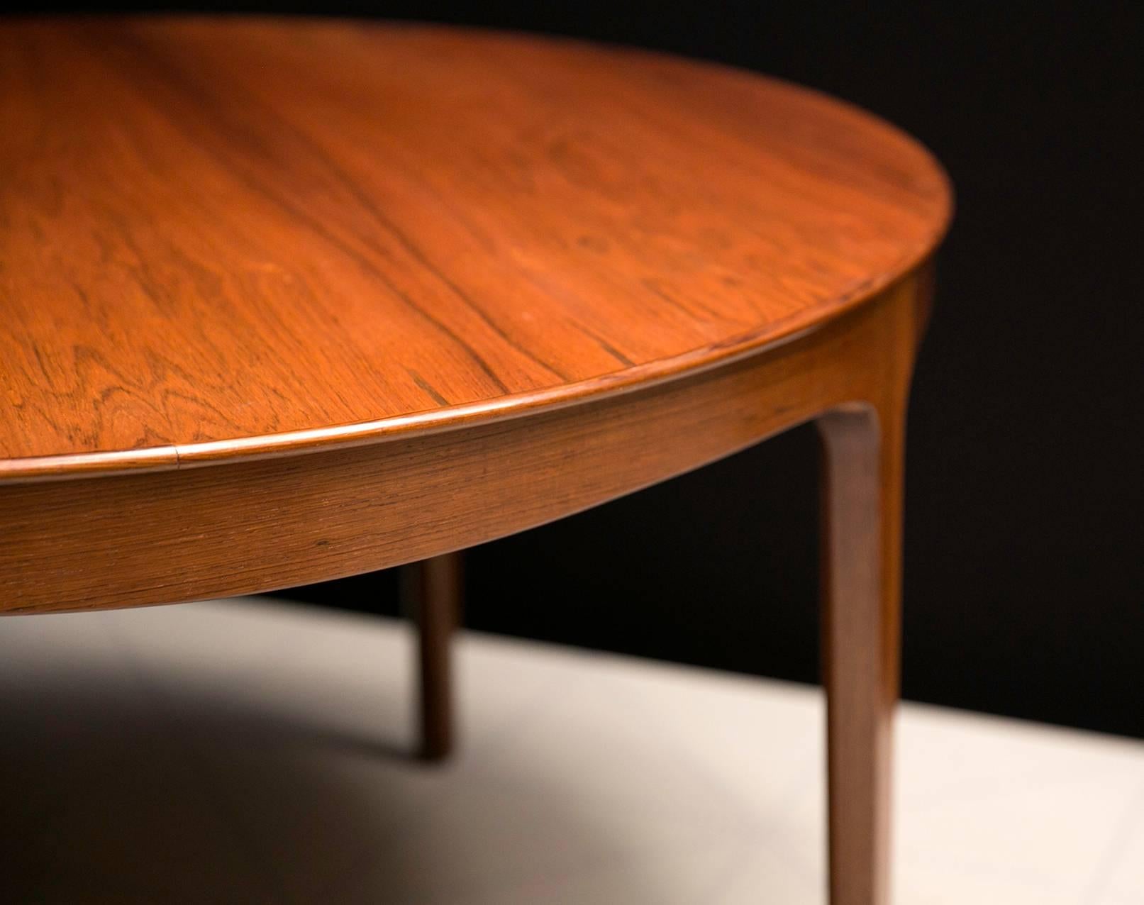 Ole Wanscher's Elegant Brazilian Rosewood Circular Sofa Table with Curved Apron  In Excellent Condition In New York, NY