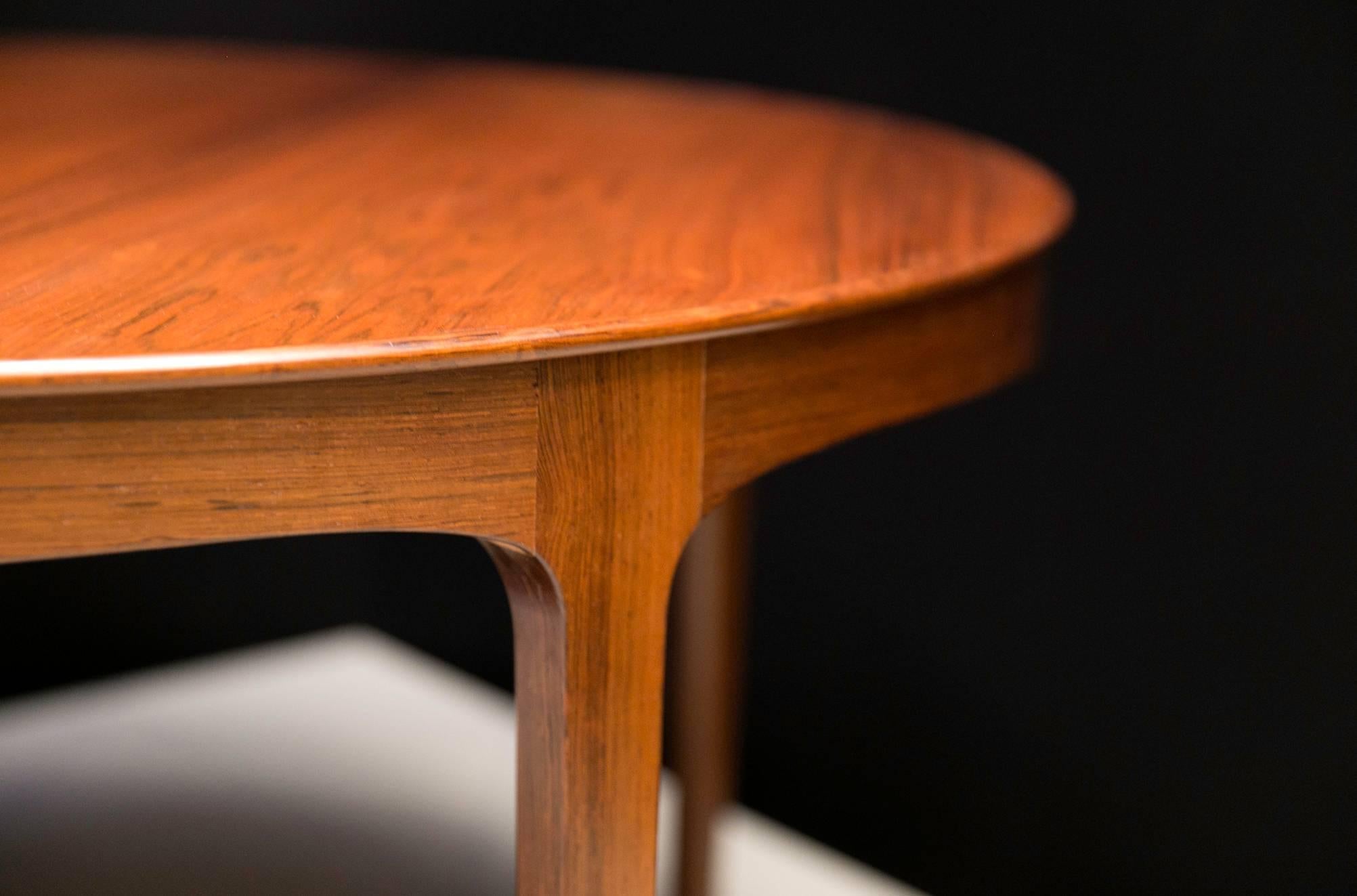 Mid-20th Century Ole Wanscher's Elegant Brazilian Rosewood Circular Sofa Table with Curved Apron 