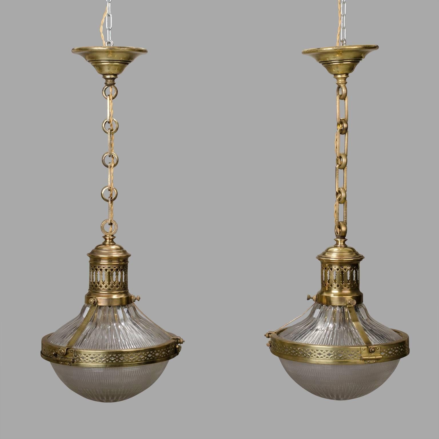These two suspension are quasi identical and form an harmonious pair excepted a slight difference on the design of the upper claw.

The collar glass of one of the suspension is broken but this is invisible once the suspension is mounted.