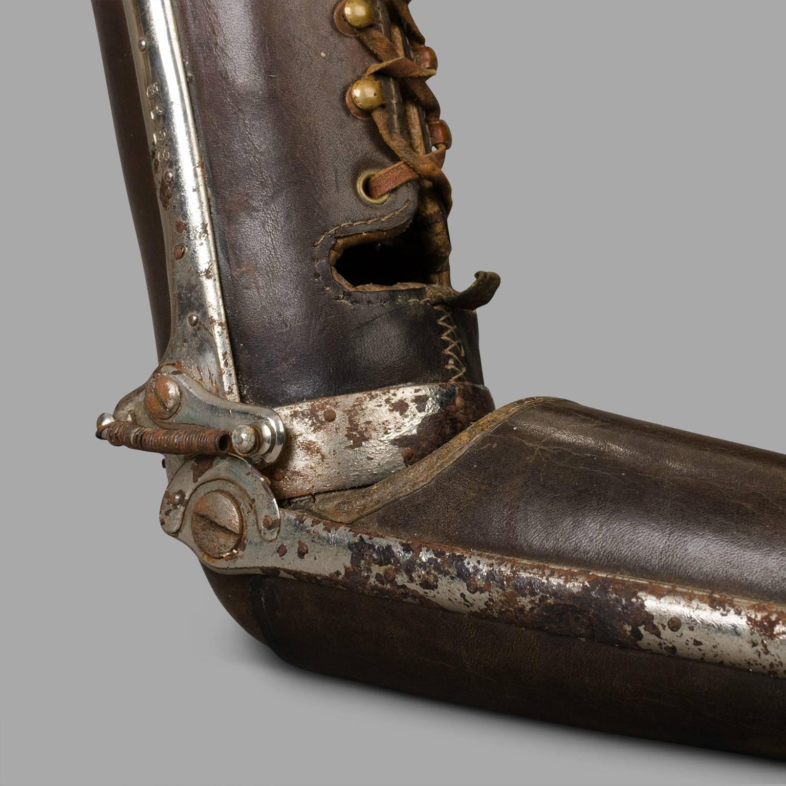 Leather Prosthetic Arm with Hook and Ring, circa 1920 In Fair Condition In Saint-Ouen, FR