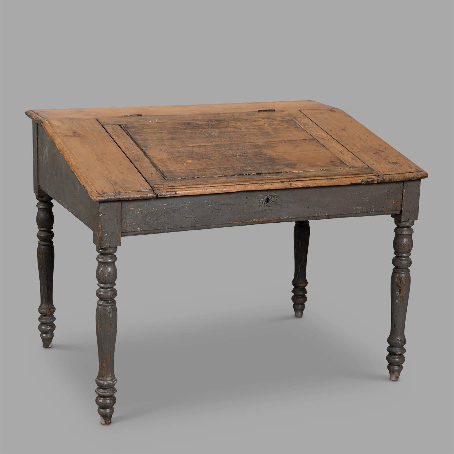 Beautiful time patina for that desk made of pin wood and with openable central tray.