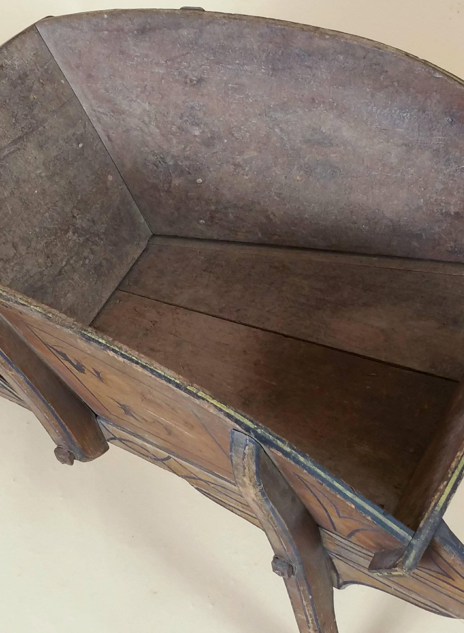 Early 19th Century Painted Fruitwood Library Book Barrow In Distressed Condition In London, west Sussex
