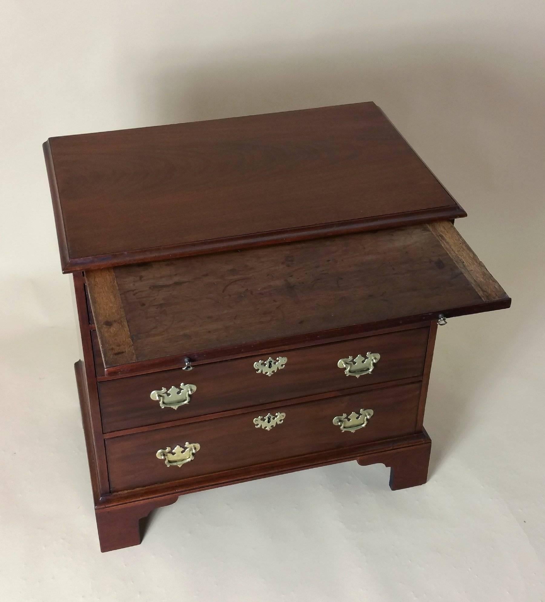 George III Mahogany Chest of Drawers with Brushing Slide In Excellent Condition In London, west Sussex