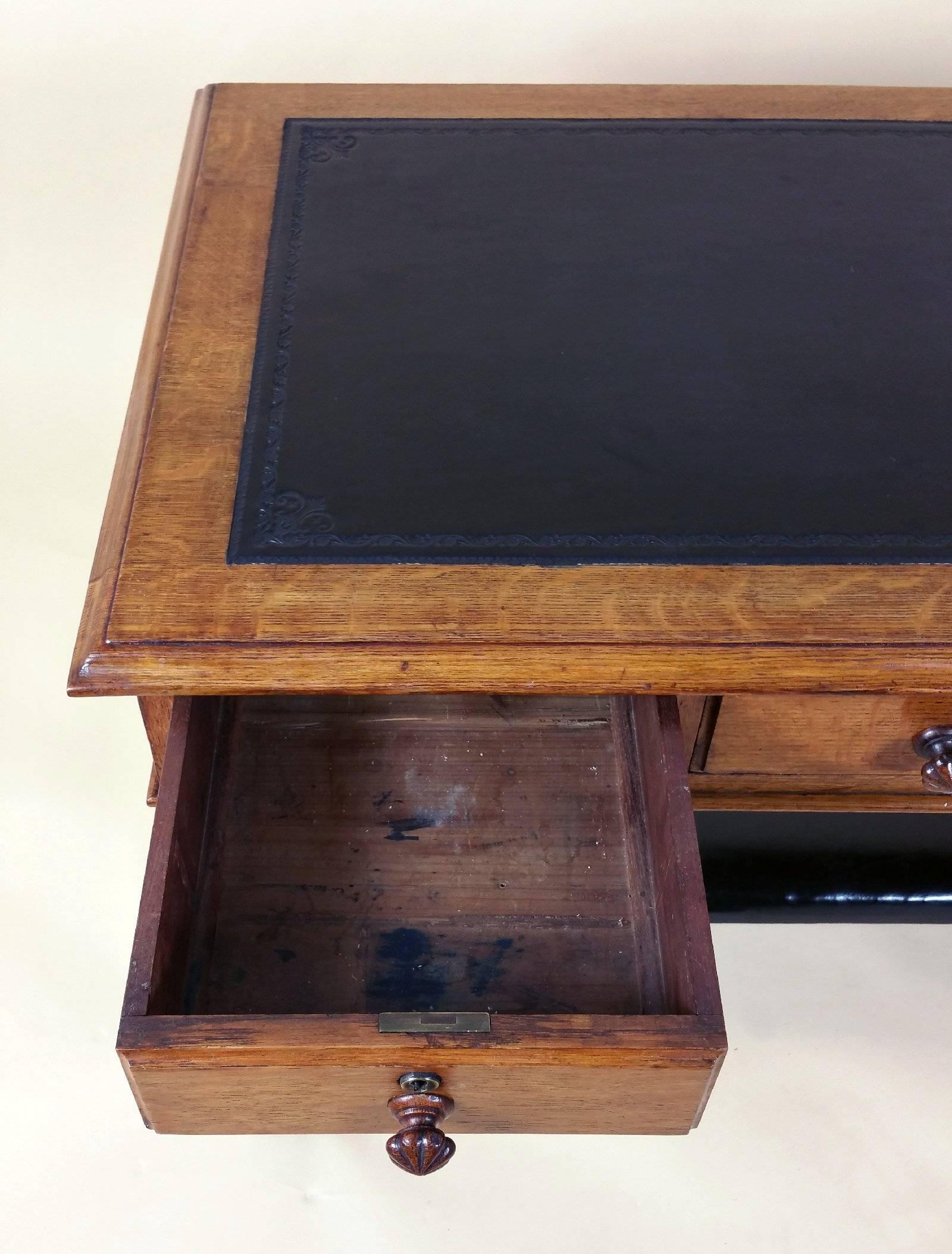 Mid 19th Century Oak Three-Drawer Writing Table In Excellent Condition In London, west Sussex