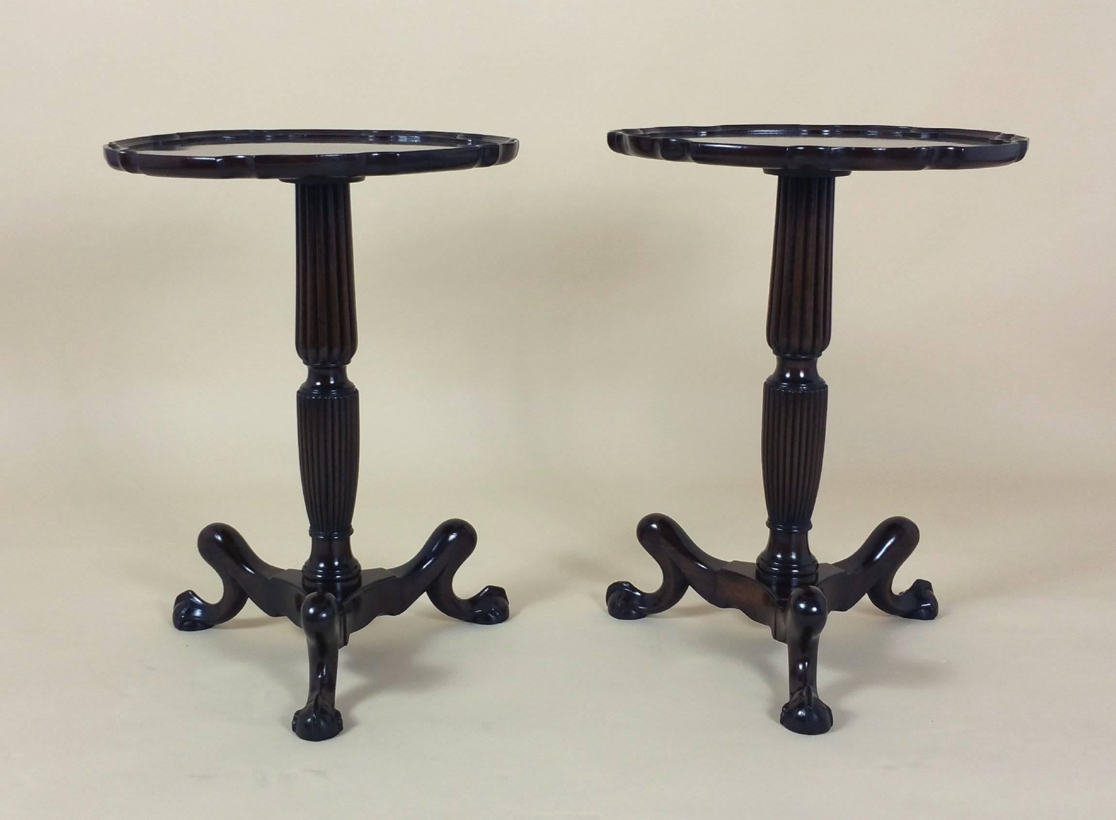 This lovely pair of Edwardian Regency style mahogany lamp tables feature a pretty pie crust edge, and are supported on a reeded stem with ball and claw feet. Each table measures 18 in – 45.7 cm in diameter and 24 in – 61 cm in height.