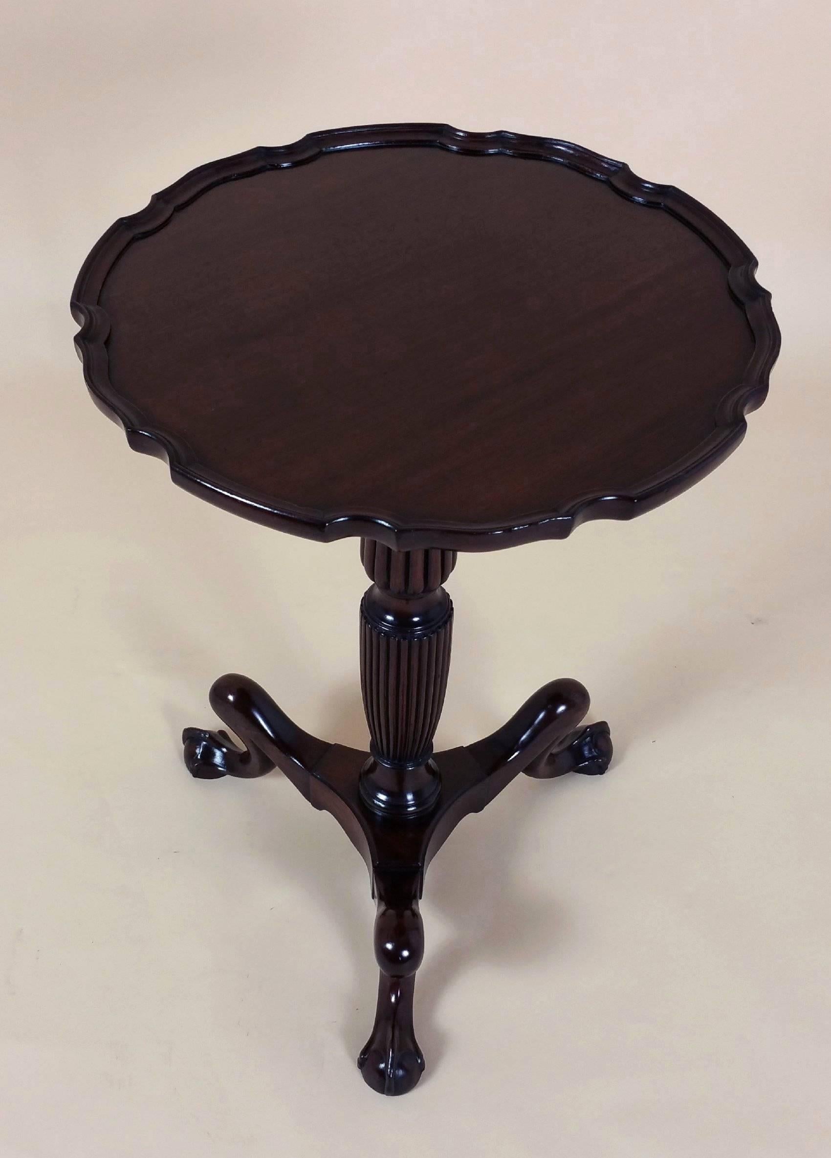 Pair of Edwardian Regency Style Mahogany Pie Crust Lamp Tables In Excellent Condition In London, west Sussex