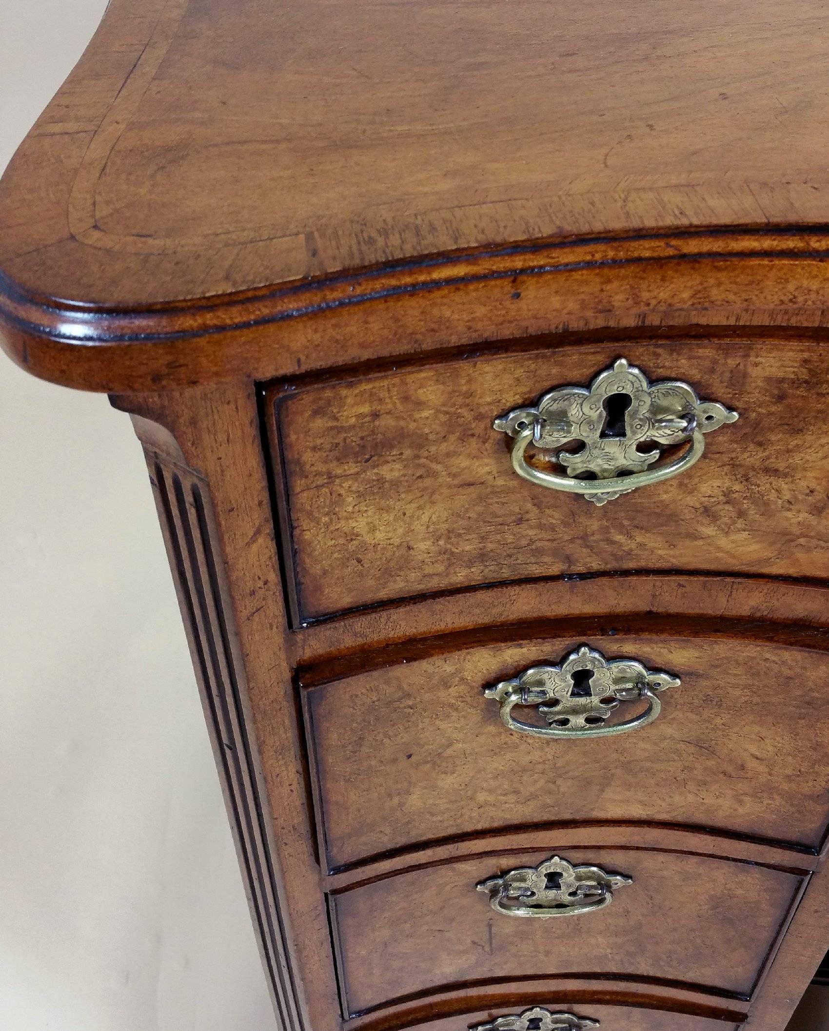 Late 19th Century Figured Walnut George I Style Serpentine Shaped Kneehole Desk 2