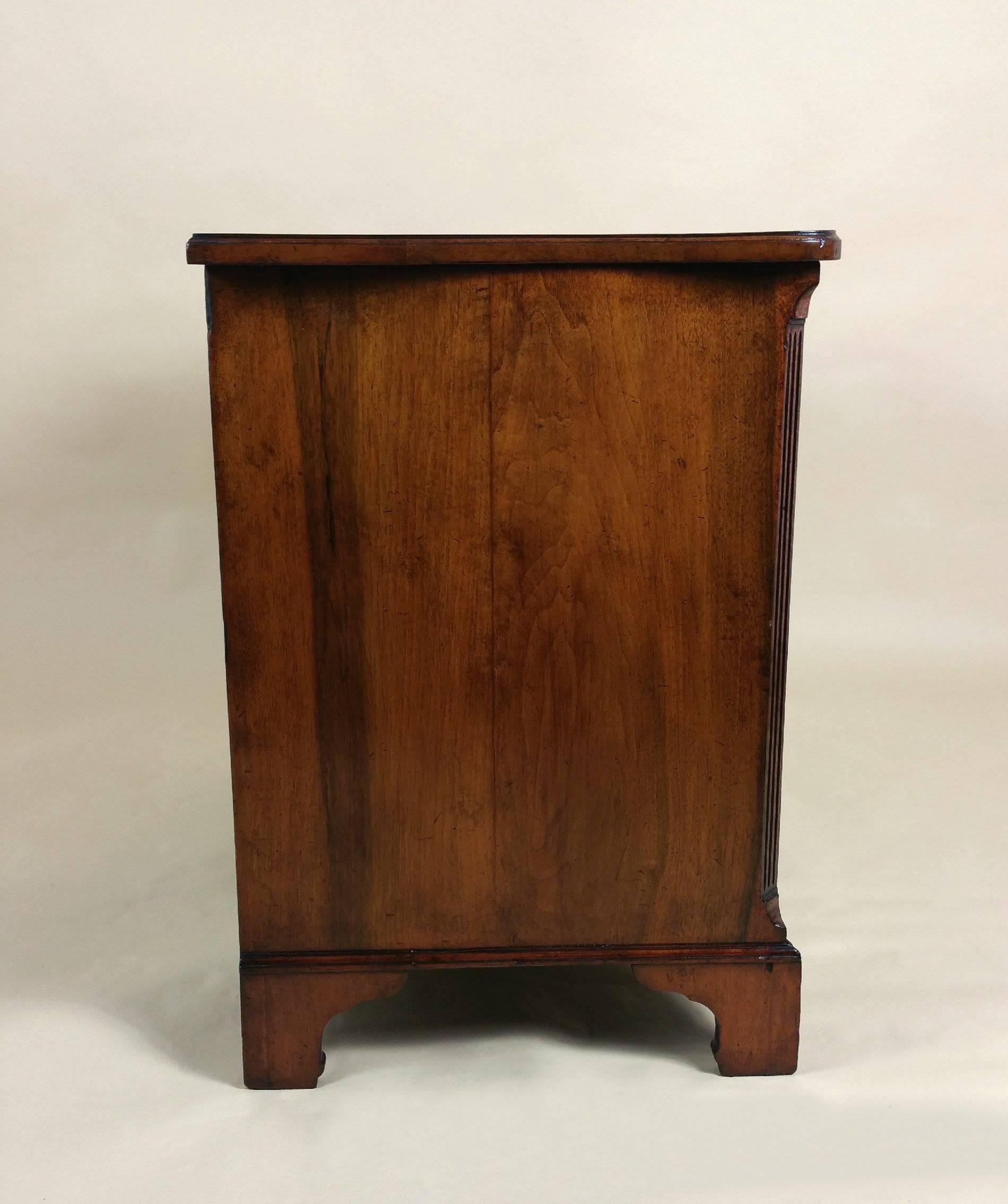 Late 19th Century Figured Walnut George I Style Serpentine Shaped Kneehole Desk 3