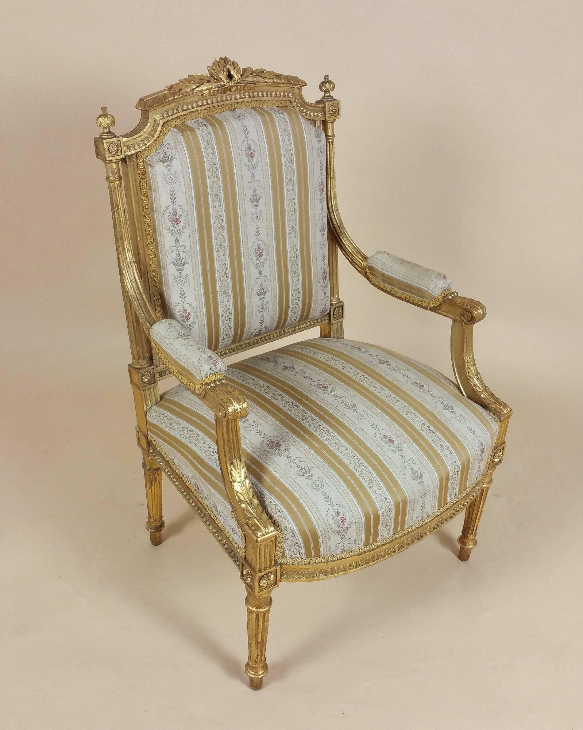 Machine-Made Fine Pair of 19th Century French Carved Giltwood Fauteuils