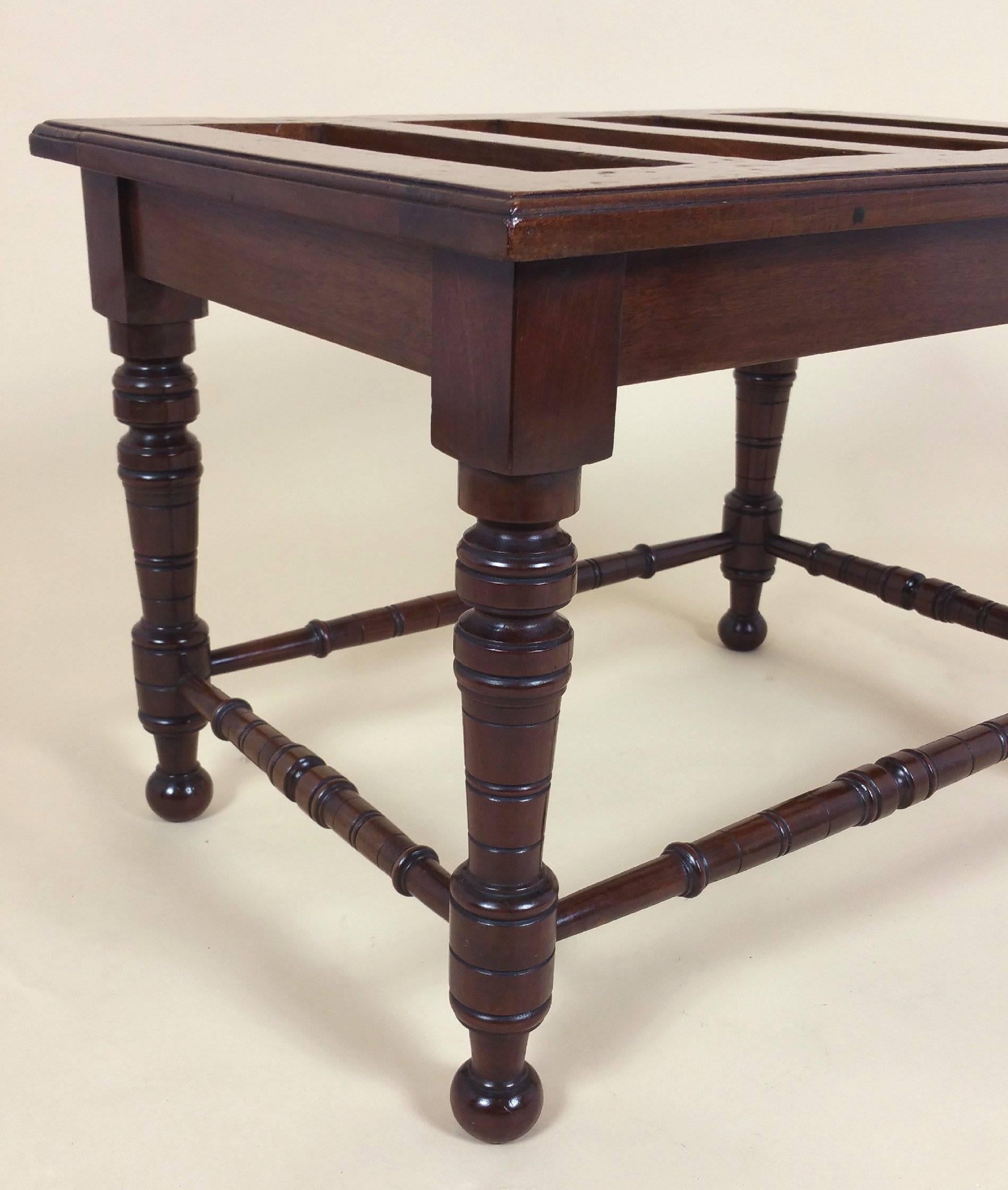 This very attractive and Classic style walnut luggage stand features four nicely turned legs on square shaped stretcher base. It measures 25 ¾ in – 65.5 cm wide, 18 ¾ in – 47.6 cm deep and 18 ¾ in – 47.6 cm in height.