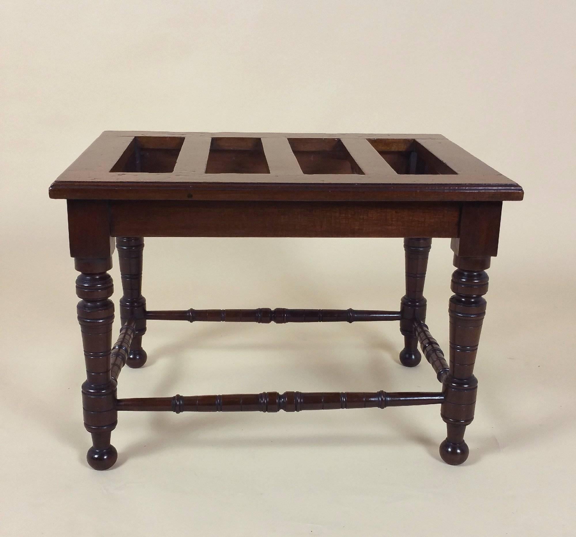 Victorian Walnut Luggage Stand In Excellent Condition In London, west Sussex