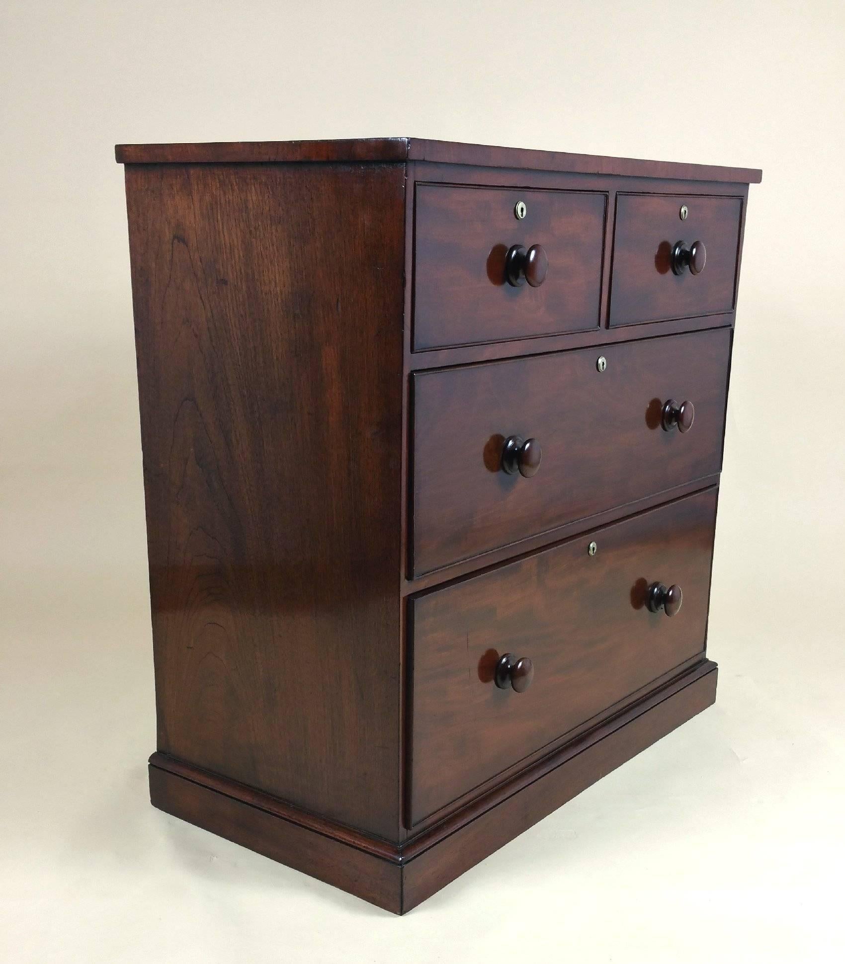 Early Victorian Small Mahogany Chest of Drawers In Excellent Condition In London, west Sussex