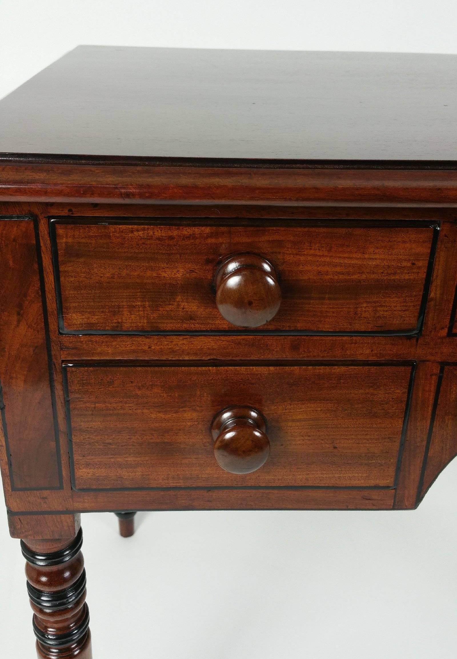 Regency Mahogany Kneehole Side Table In Good Condition For Sale In London, west Sussex