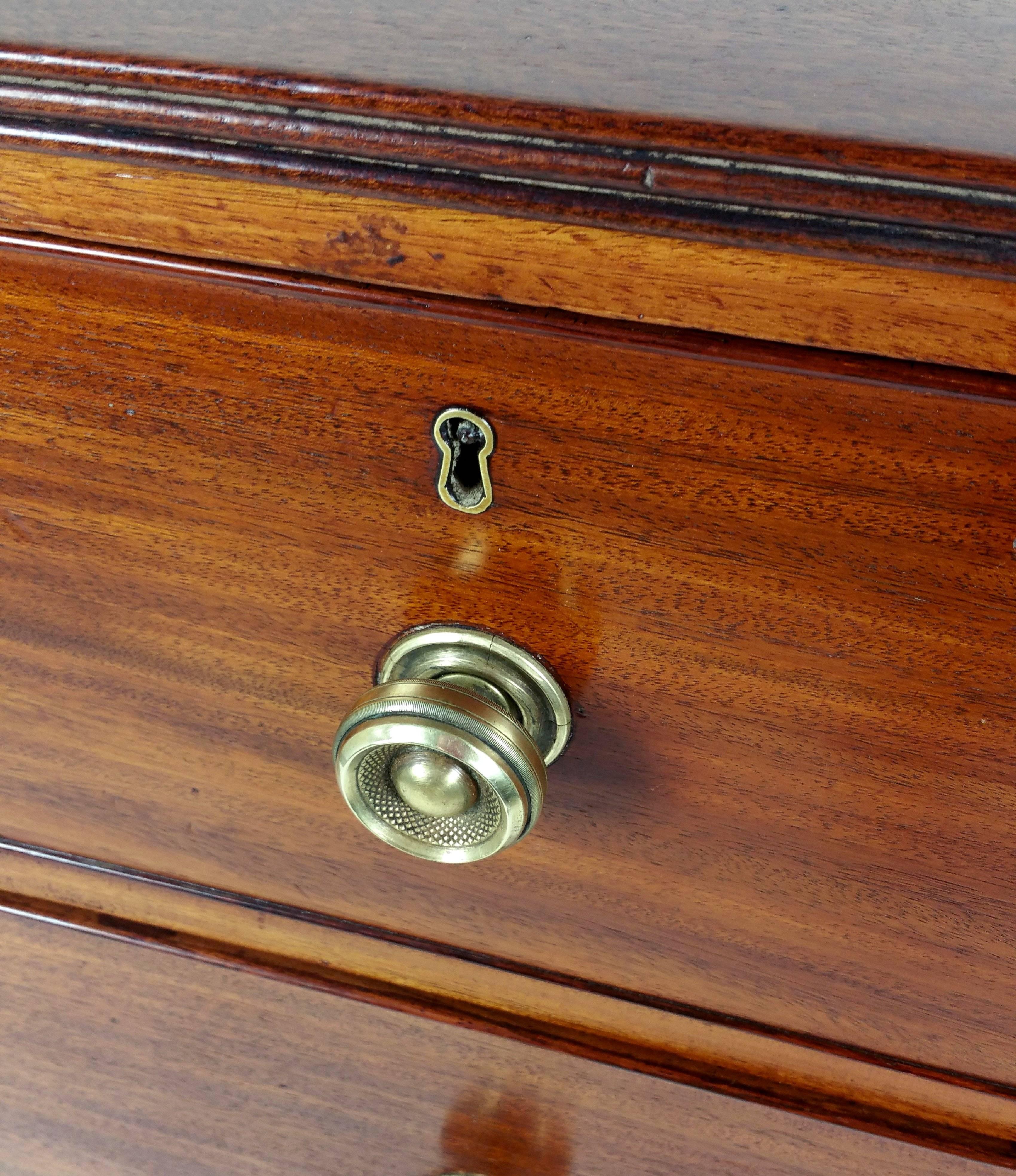 Regency Figured Mahogany Low Chest of Drawers In Excellent Condition In London, west Sussex