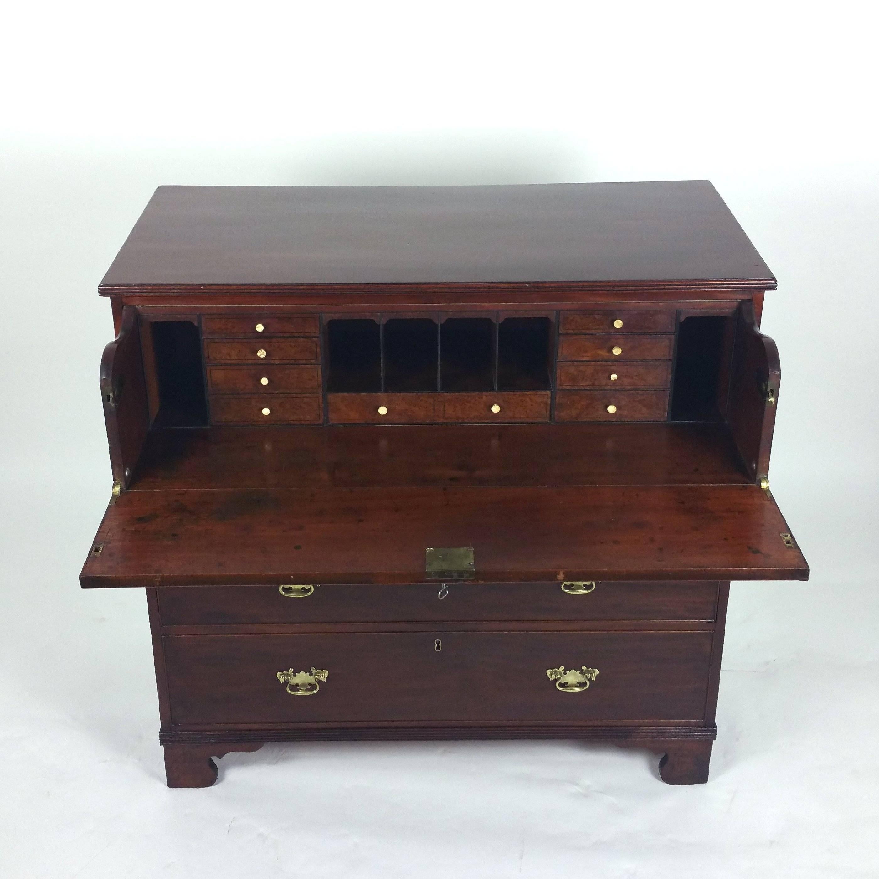 This beautiful and fine quality George III mahogany gentlemen’s Secretaire chest has an interior fitted with pigeonhole compartments and Amboyna drawers set over 3 graduated long drawers with brass pull rings. The chest stands on bracket feet with a