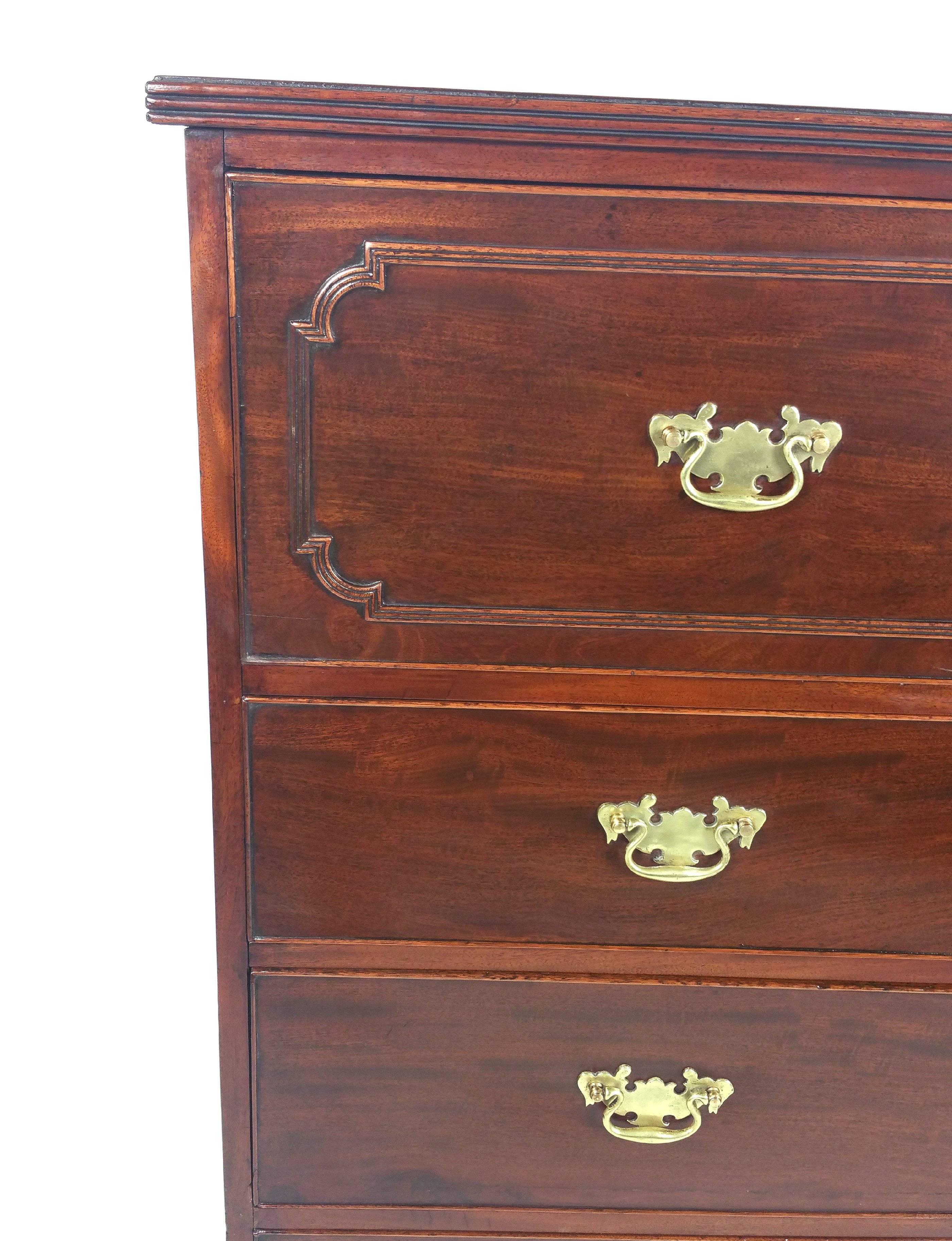 George III Mahogany Gentlemen’s Secretaire Chest In Good Condition For Sale In London, west Sussex