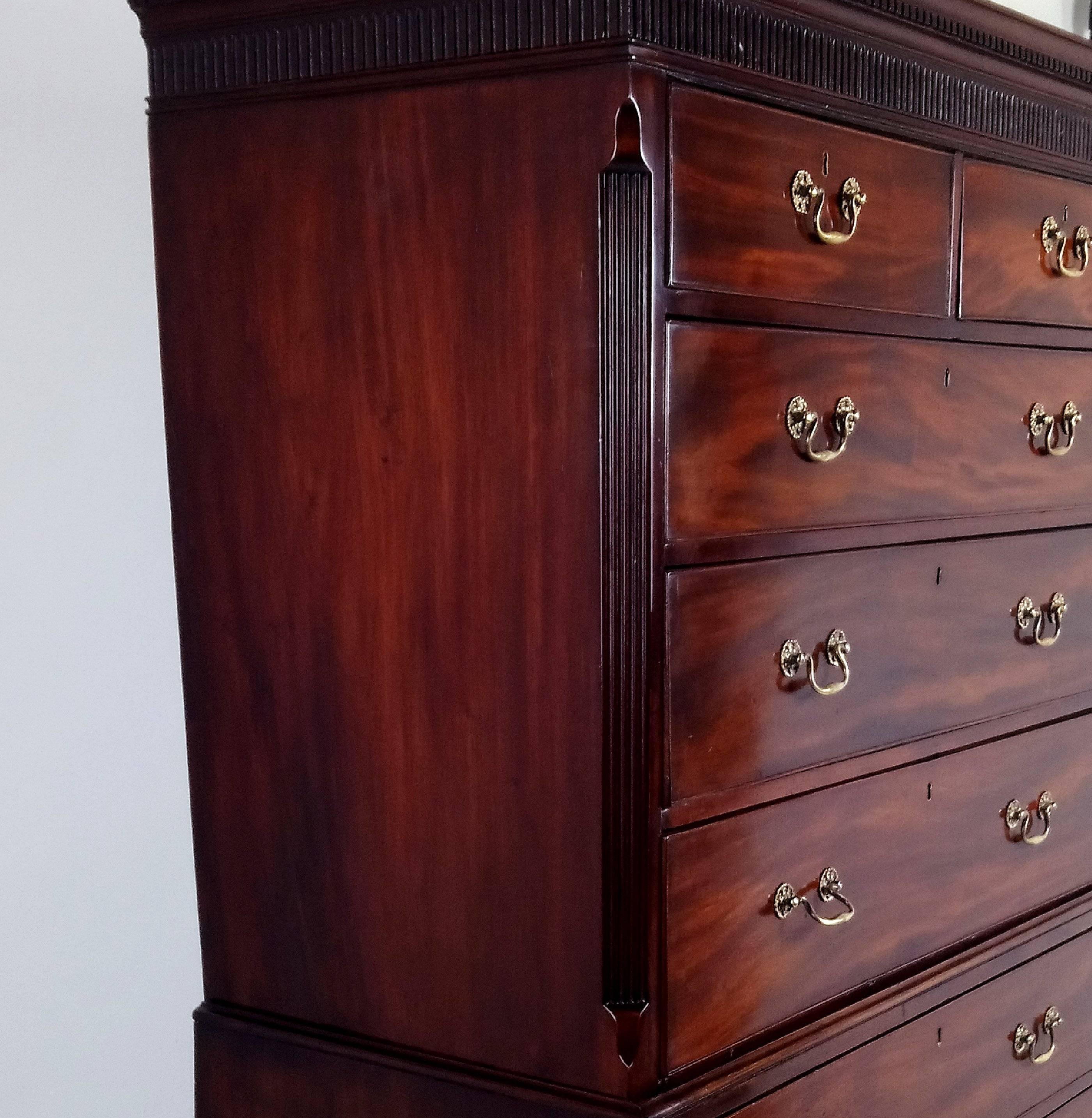 This gorgeous and well-proportioned George III mahogany tallboy features a dentil border top and reeded, canted corners. It is comprised of two short and six long graduated drawers on bracket feet. The chest measures 46 in – 117 cm wide, 22 ¾ in –