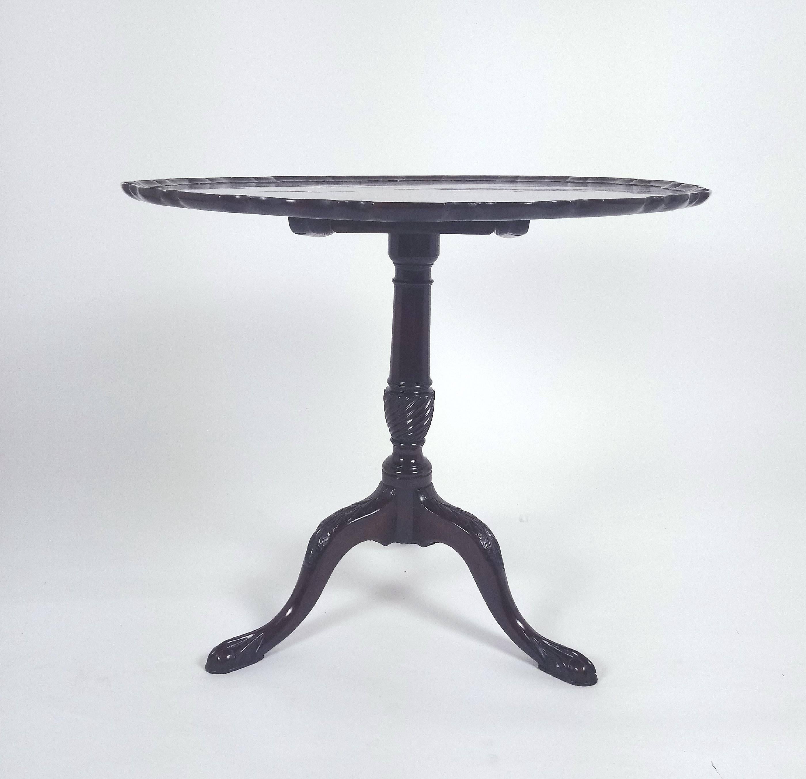 18th Century Mahogany Tilt-Top Tripod Table with Carved Pie Crust Edge In Good Condition In London, west Sussex