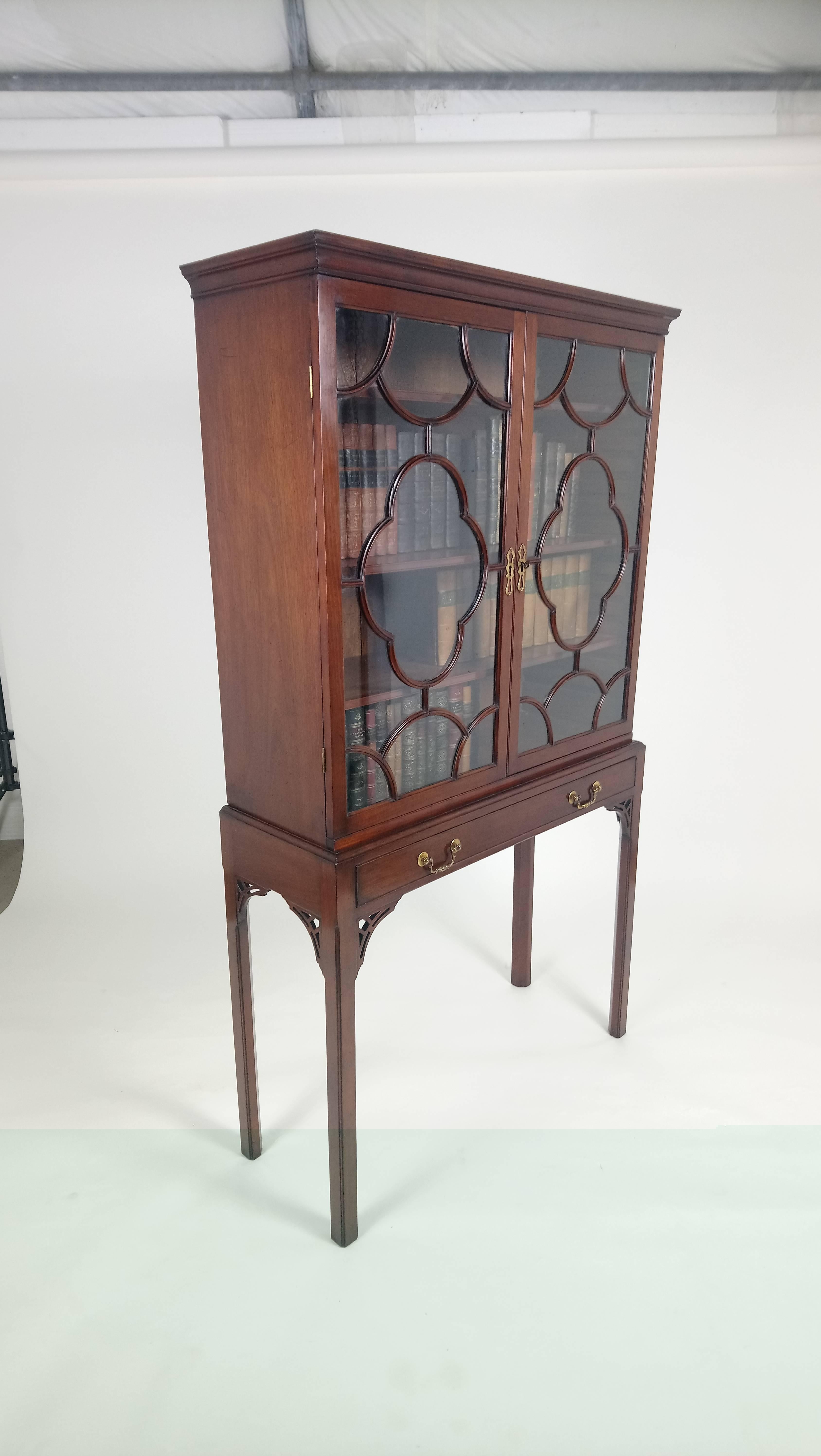 George III Mahogany Two-Door Astragal Glazed Bookcase In Good Condition In London, west Sussex