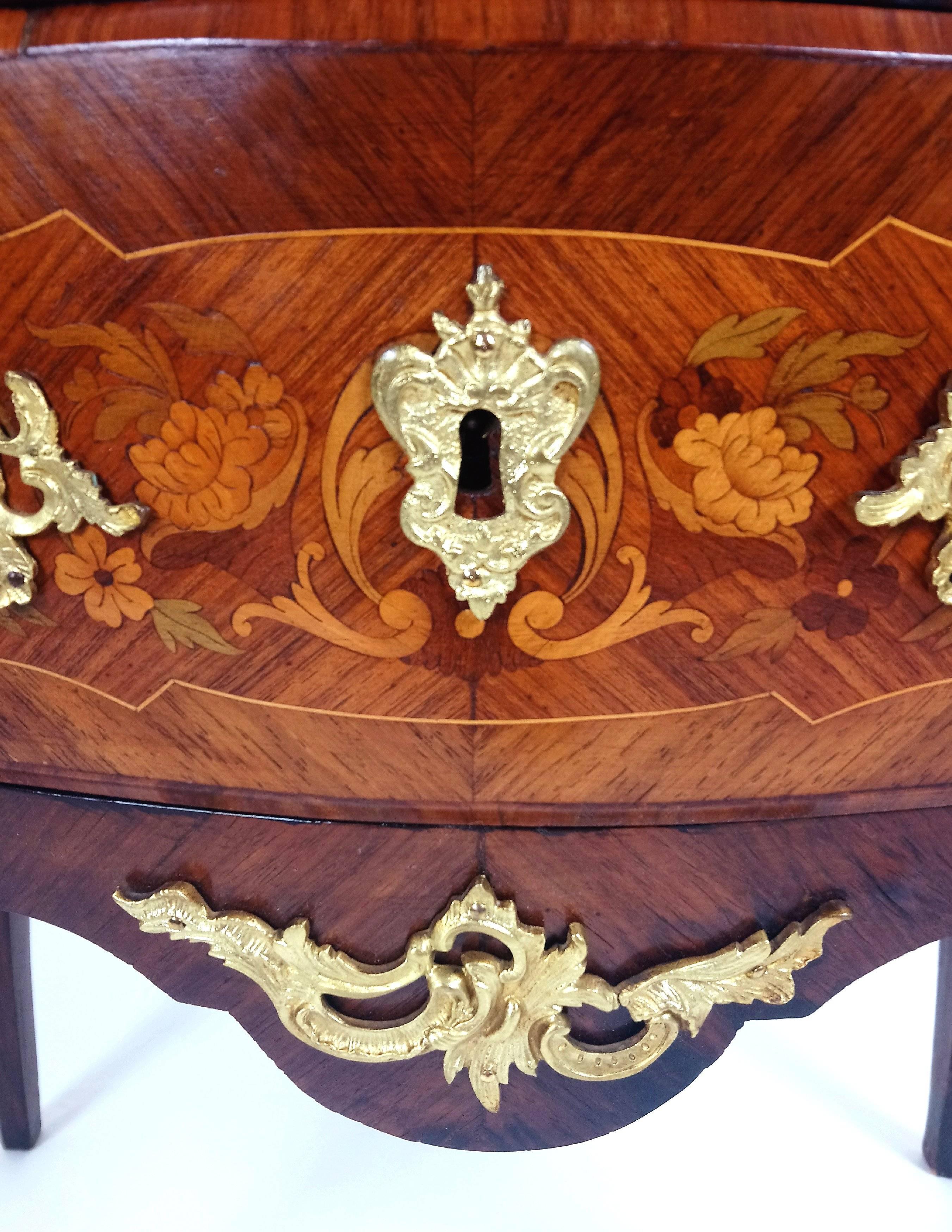 French Marquetry Inlaid Kingwood Petite Commode In Excellent Condition In London, west Sussex