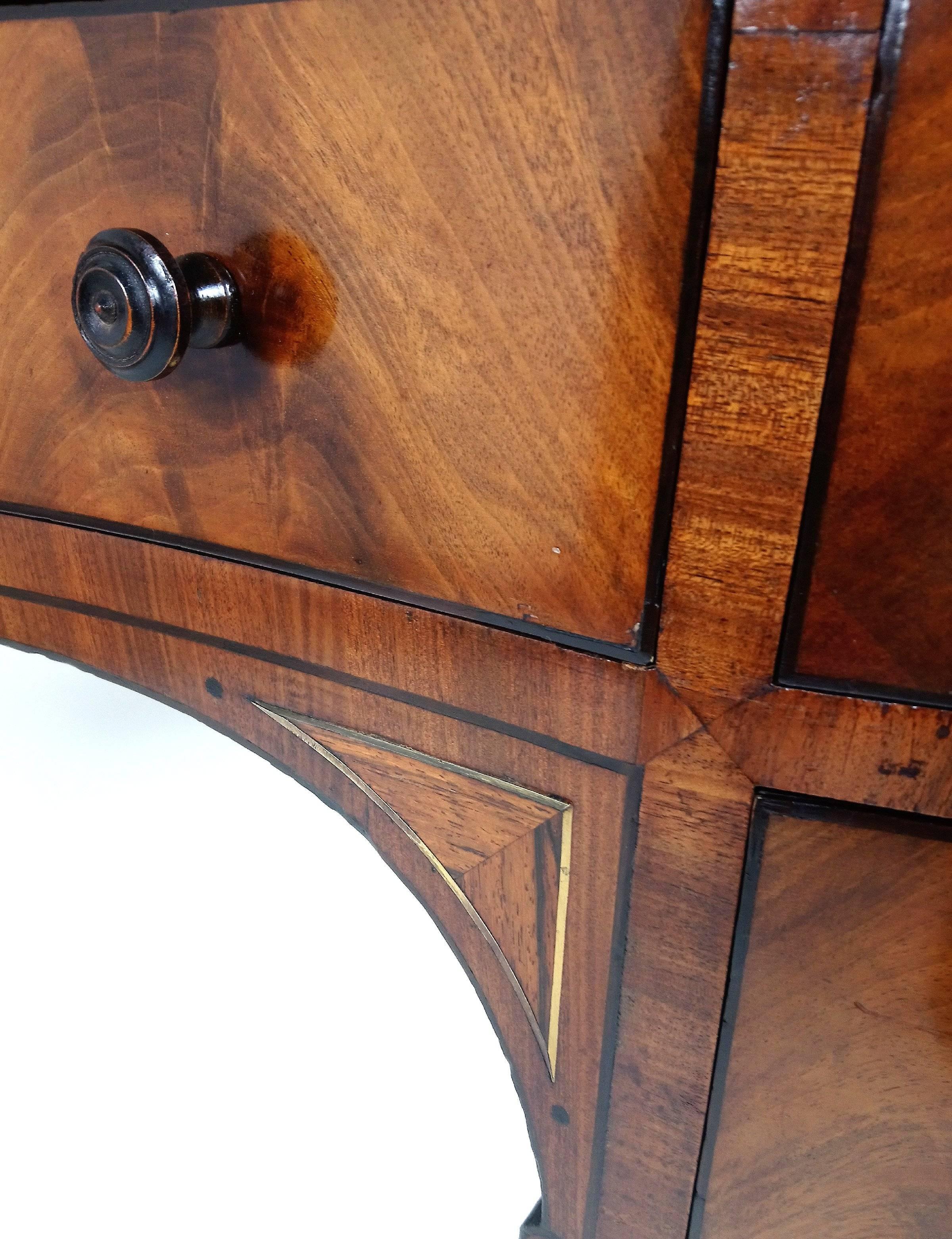 Fine Late Regency Figured Mahogany Knee Hole Sideboard In Excellent Condition In London, west Sussex