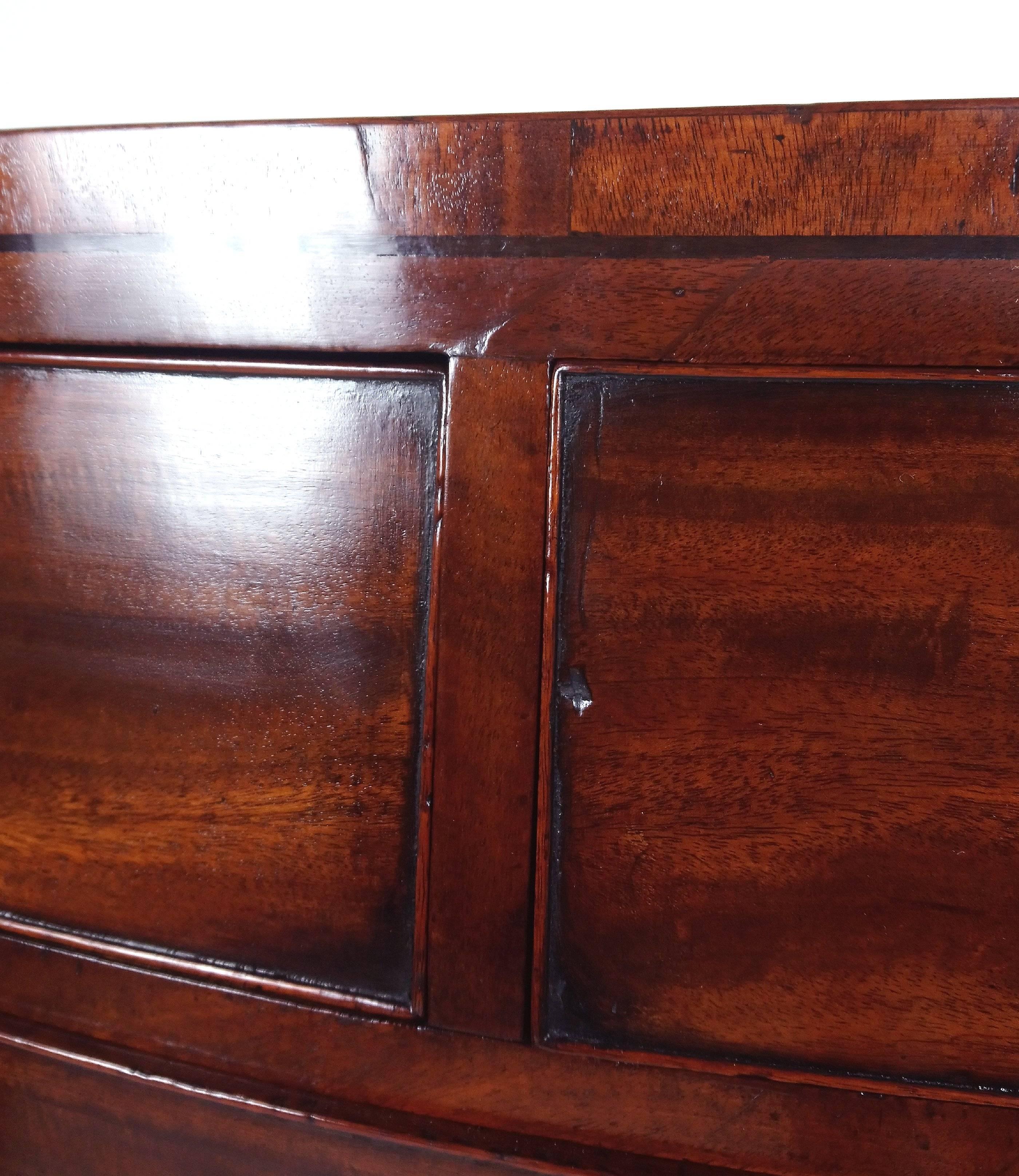 George III Large Figured Mahogany Bow Fronted Chest of Drawers In Excellent Condition In London, west Sussex