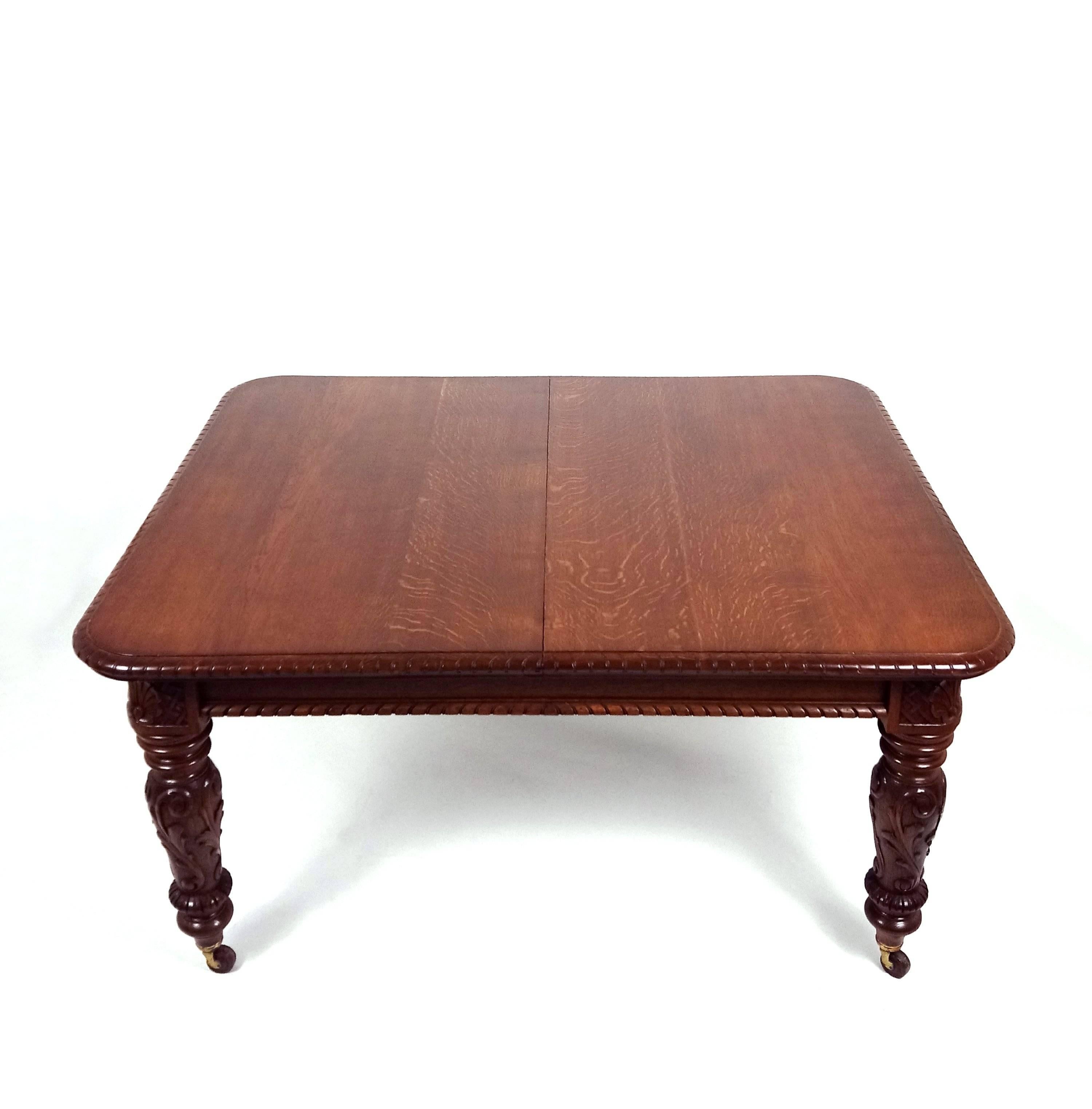 Mid-Victorian Figured Oak Extending Dining Table  In Good Condition In London, west Sussex