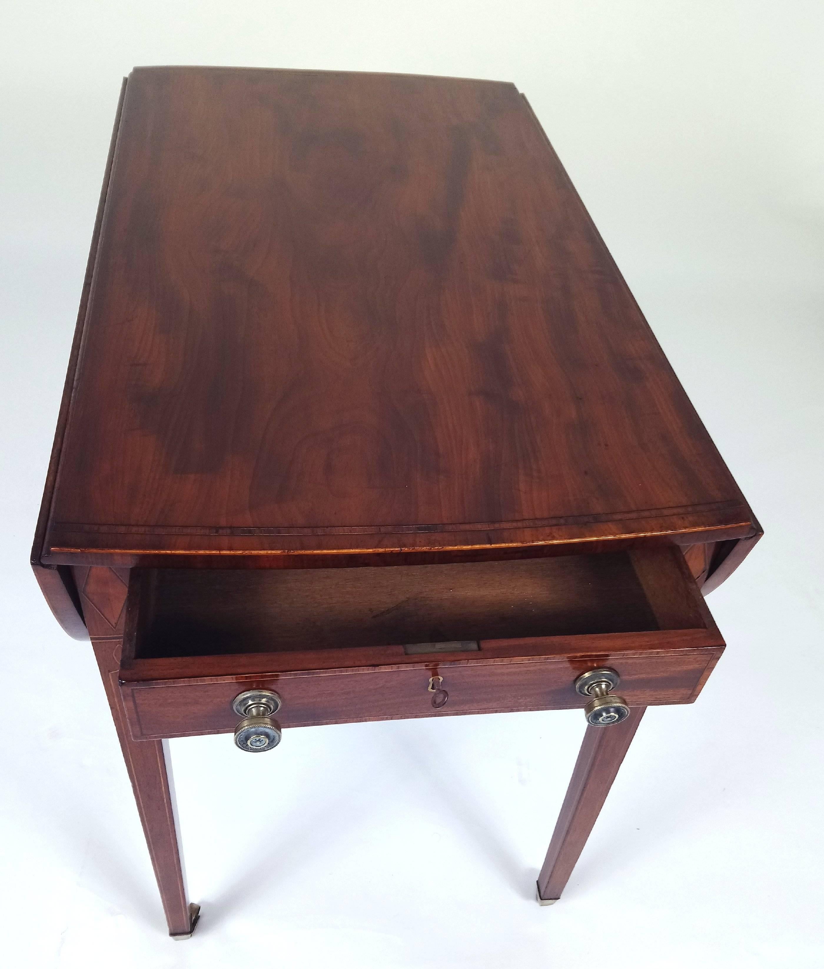 English 18th Century Sheraton Design Mahogany Drop Leaf Pembroke Table For Sale