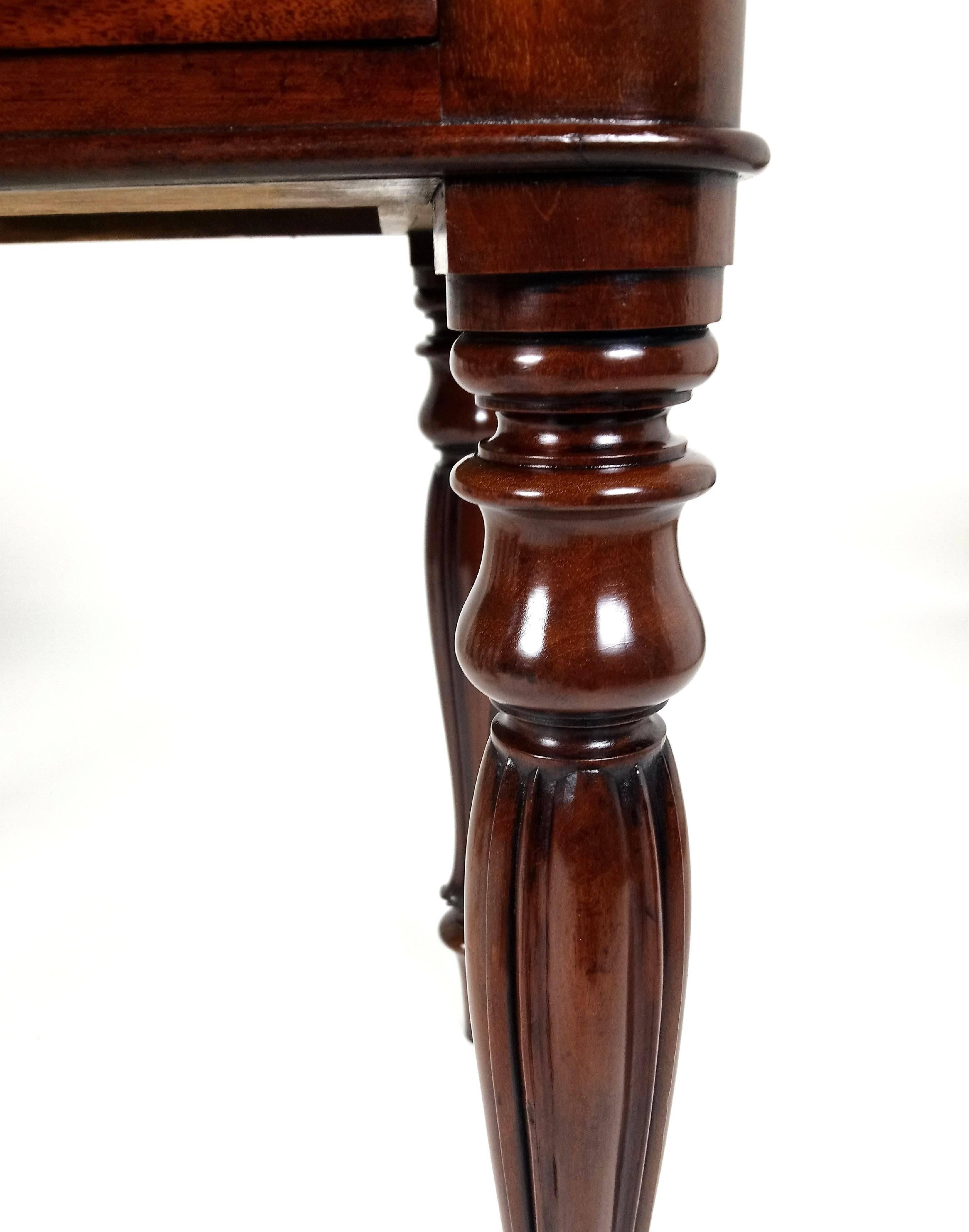 Mid Victorian Mahogany Centre Table In Good Condition In London, west Sussex