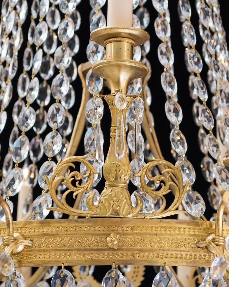 Empire-Kronleuchter aus Goldbronze und geschliffenem Glas, Empire-Periode (Französisch) im Angebot