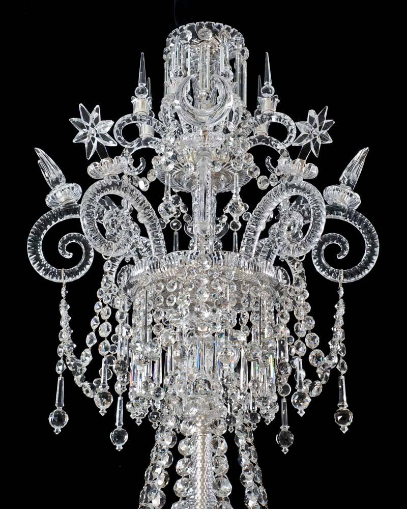 Un rarissimo lampadario vittoriano a 20 luci in vetro tagliato di eccezionale qualità.di vetro argentato di eccezionale qualità il fusto a balaustro e taglio radiale con baldacchino inferiore e drappeggio che sospende catene di spille la parte