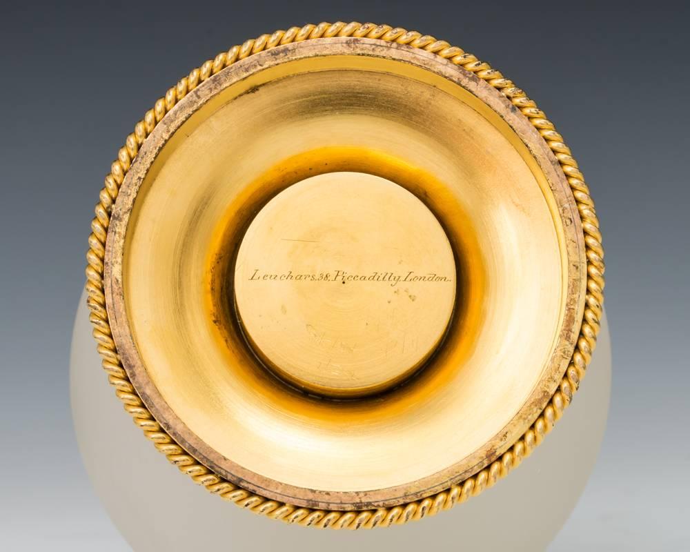 Un'insolita coppia di decanter vittoriani realizzati da Leuchars di Piccadilly 38 a Londra. I corpi in vetro opaco sono montati in ormolu con decorazioni in corda finemente lavorata e con placche smaltate inserite con diverse scene di animali