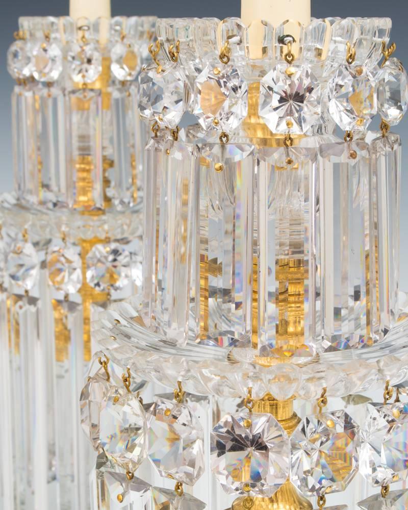 Une fine paire de bases radiales et diamantées montées en bronze doré, supportant des becs de bougie et des lèchefrites diamantés et festonnés, suspendus à des glaçons et des paillettes à double pointe de la meilleure qualité.
 