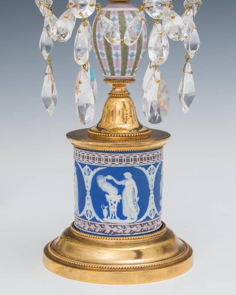 Ein seltenes Paar zweifarbiger Wedgwood-Trommeln mit Ormolu-Montierung und ungewöhnlichen Wedgwood-Eiern, die Vandyke-Kerzendüsen und Tropfschalen tragen, die mit Birnentropfen feinster Qualität behängt sind.