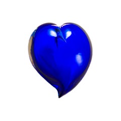 Scultura in vetro soffiato a mano a forma di cuore, di colore blu, realizzata da Giberto Venezia