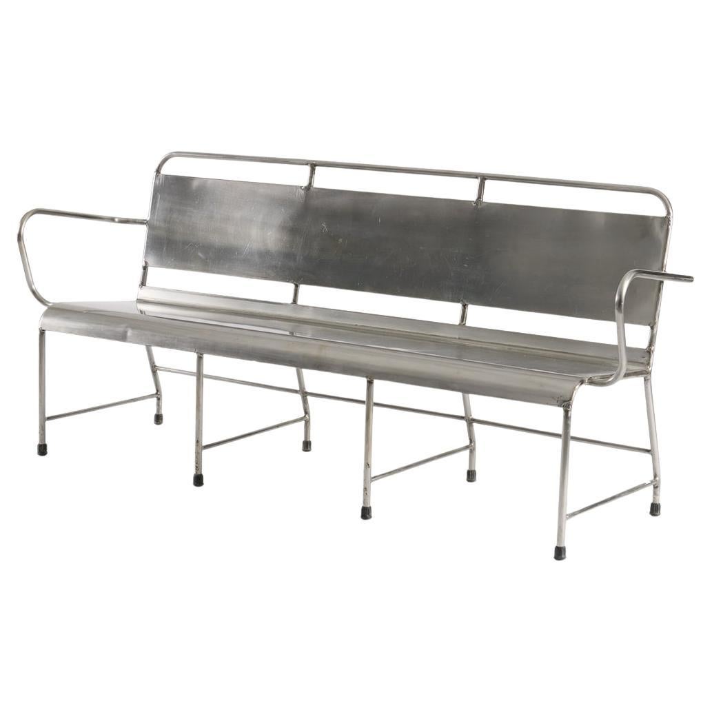 Funzionali ed eleganti, queste panche sono esemplari di un'estetica pura, industriale e di metà secolo. Provengono dallo studio di architettura di Thierry Despont (1948 - 2023), che ha avuto un ruolo fondamentale nel restauro della Statua della
