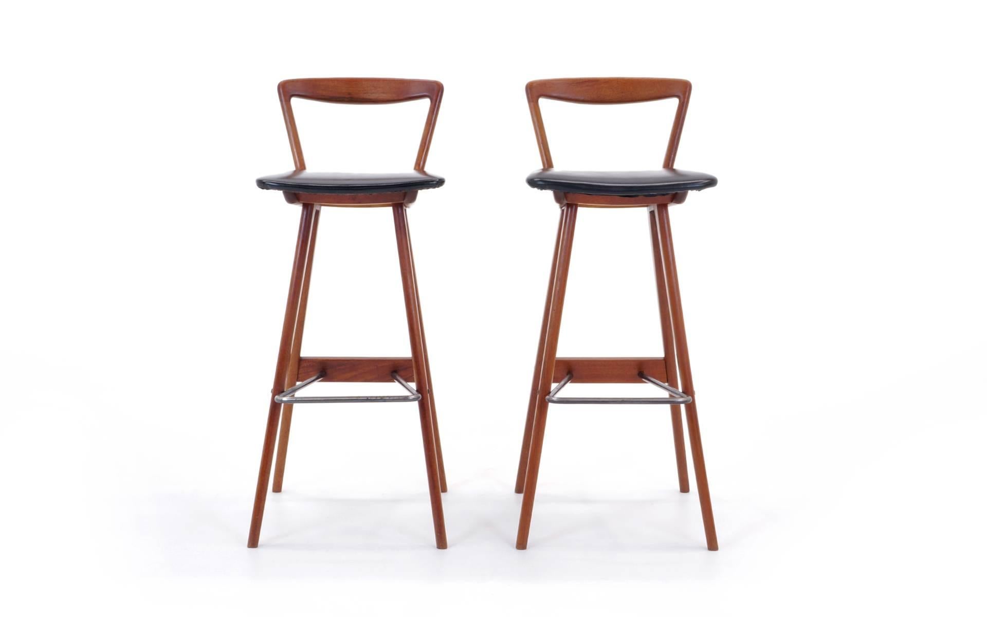 Pair of sculptural teak bar stools designed by Hansen for Brande Møbelindustri. Original oiled teak finish in excellent condition. Rare and beautiful set.