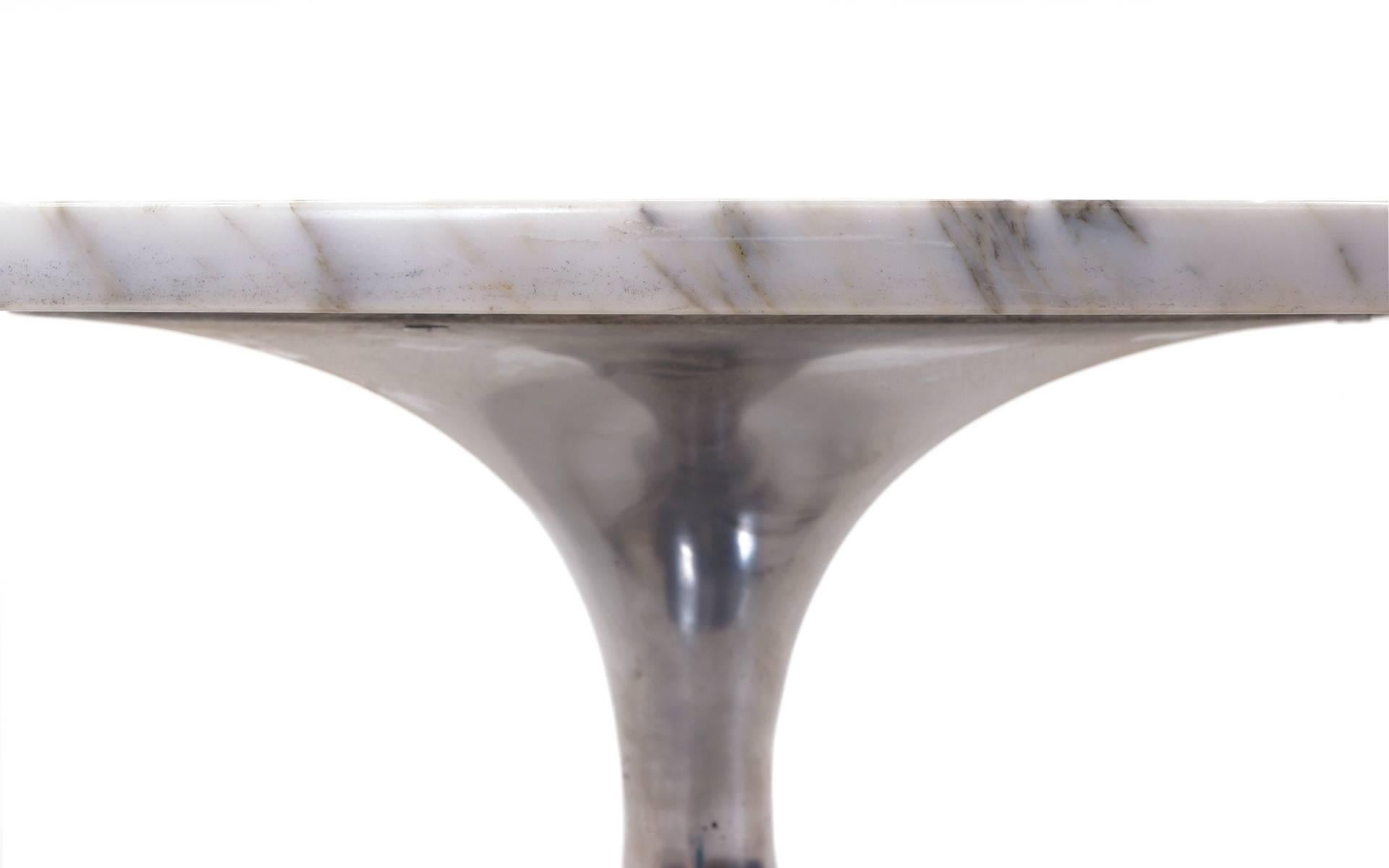American Marble and Aluminum Round Coffee Table in the Style of Saarinen for Knoll