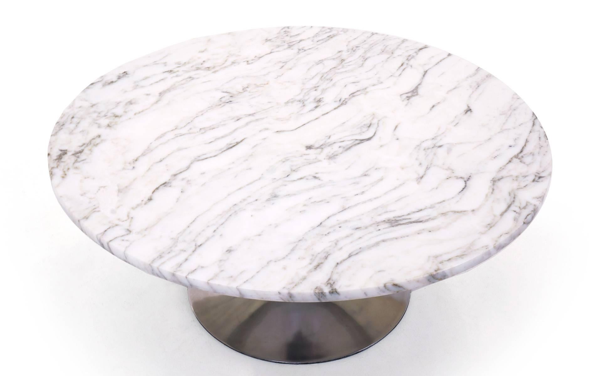 Marble-top cocktail table with a polished aluminum tulip base.