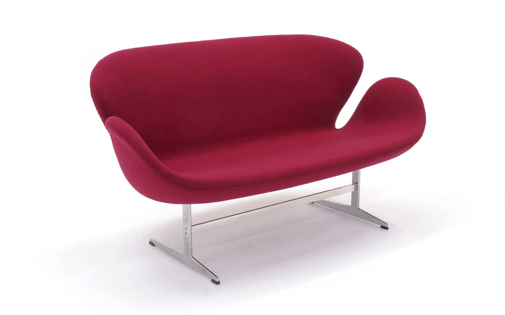 Original magenta upholstery on this beautiful swan sofa loveseat designed by Arne Jacobsen and manufactured by Fritz Hansen, Denmark, circa 1960s.

