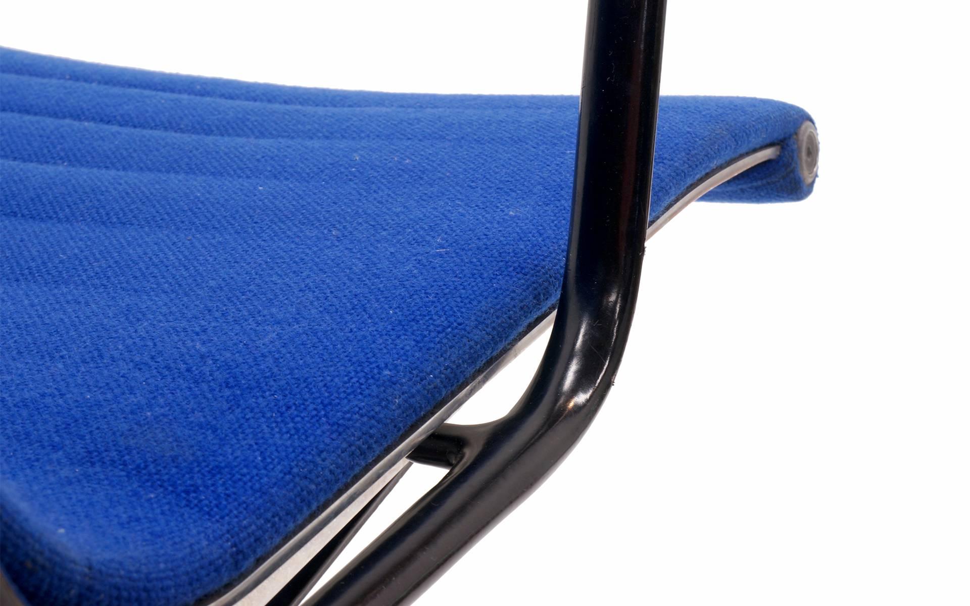 Chaises de groupe Charles et Ray Eames à haut dossier en aluminium et tissu bleu d'origine en vente 1