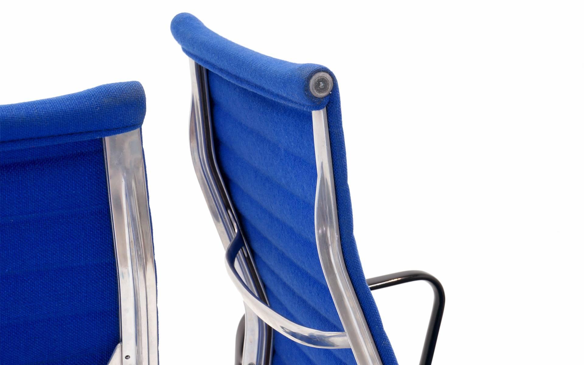 Américain Chaises de groupe Charles et Ray Eames à haut dossier en aluminium et tissu bleu d'origine en vente